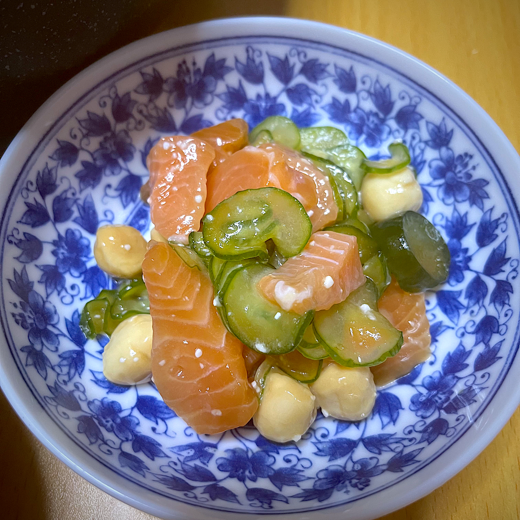 サーモンと胡瓜、パールモッツァのこんぶ茶マリネ