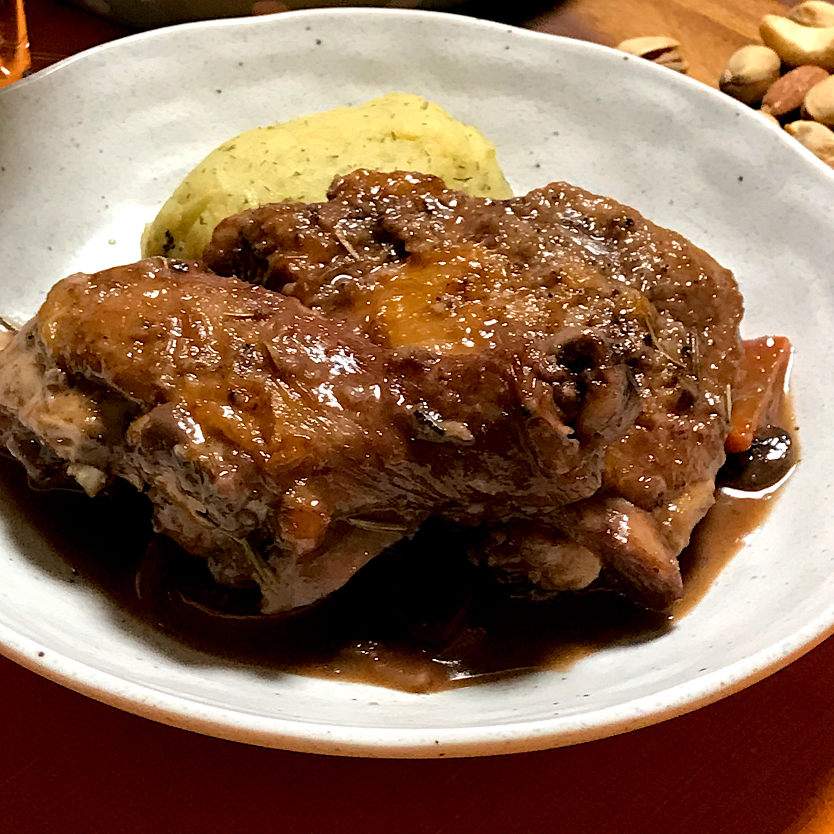 コックオーヴァン 骨付き鶏モモ肉がしっとり柔らか