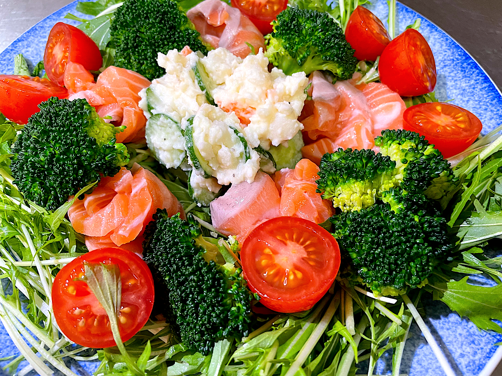 スモークサーモンのクリスマスリース風サラダ🥗