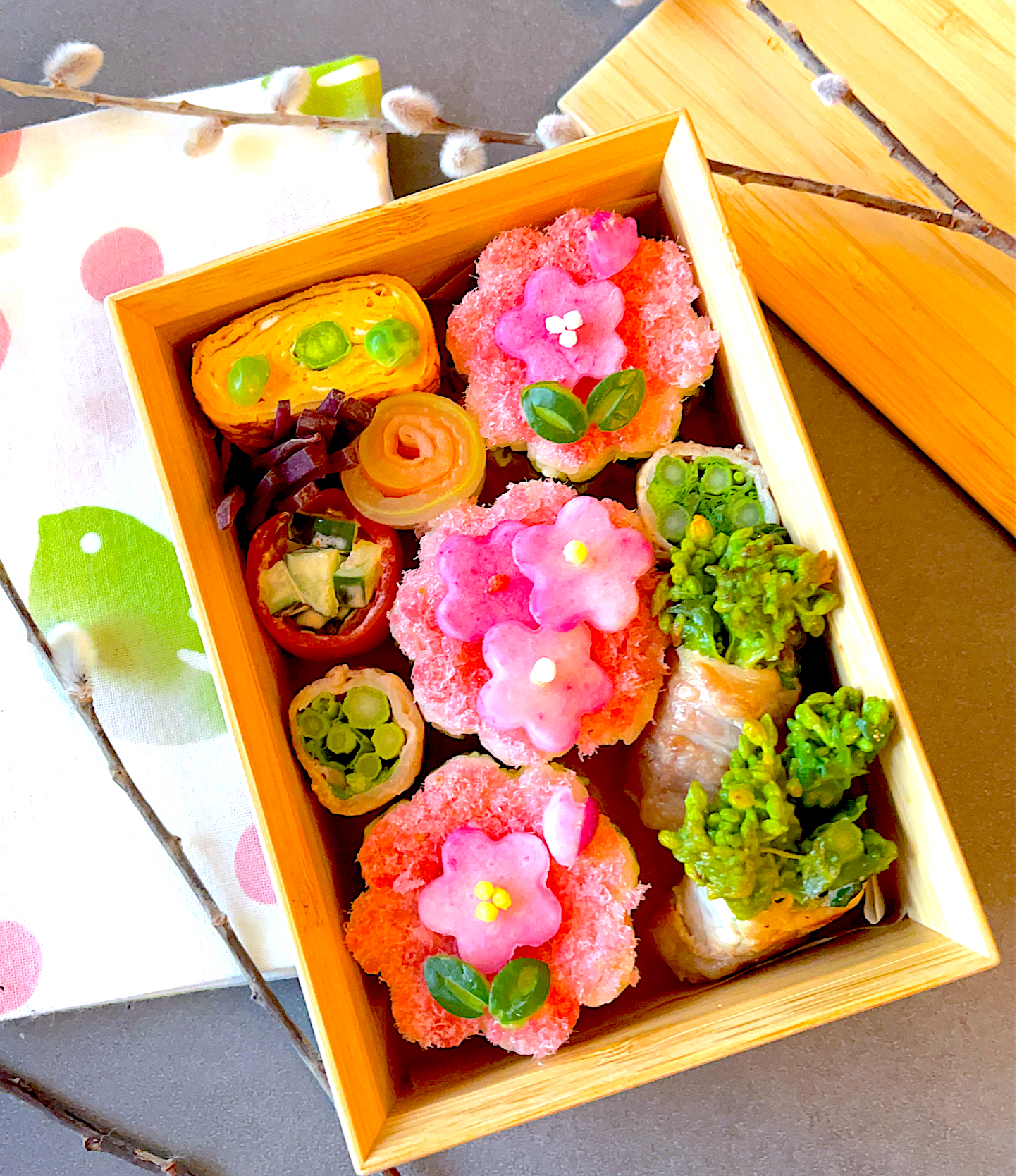 桃の花の押し寿司弁当🌸