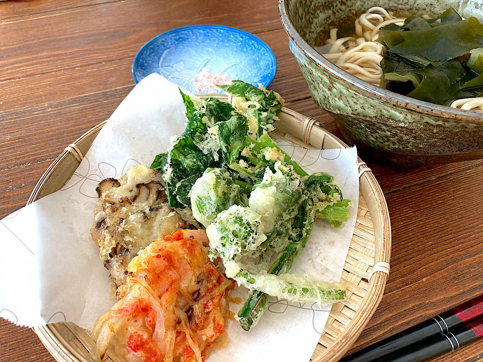春野菜の天ぷらと丁寧にお出汁とったわかめうどん