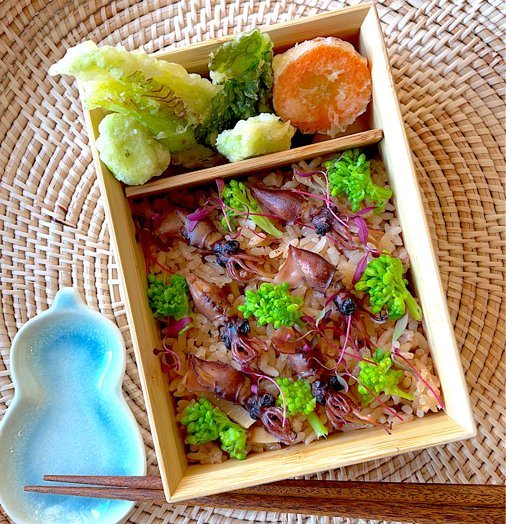 今が旬のホタルイカと菜の花の炊き込みご飯と春野菜の天ぷら弁当🍱