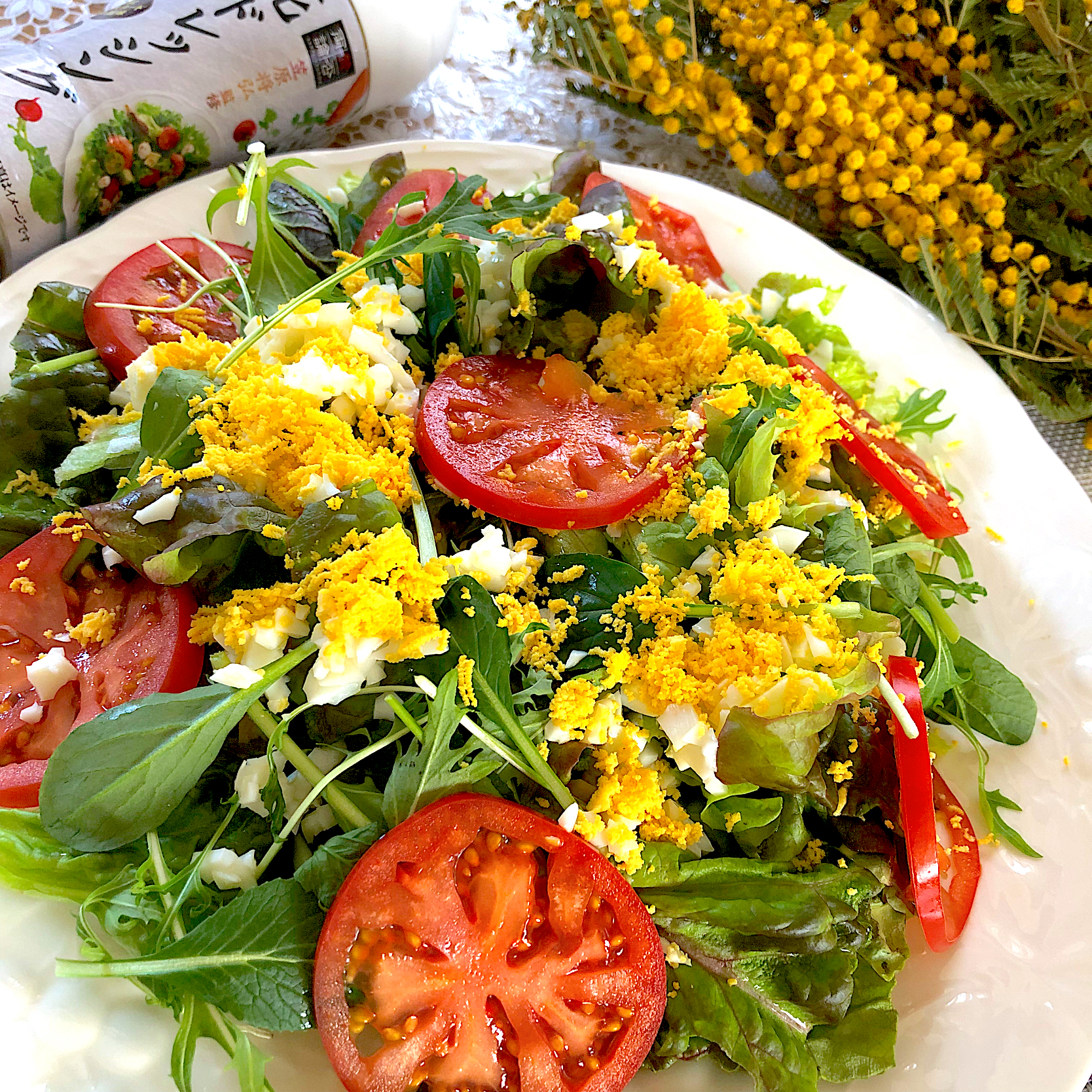 糀ドレッシングでいただくベビーリーフと春トマトのミモザさらだ🥗