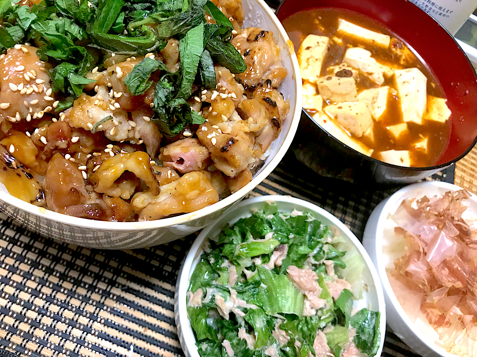 焼き鳥丼、麻婆豆腐、レタスツナ和え、新玉スライス