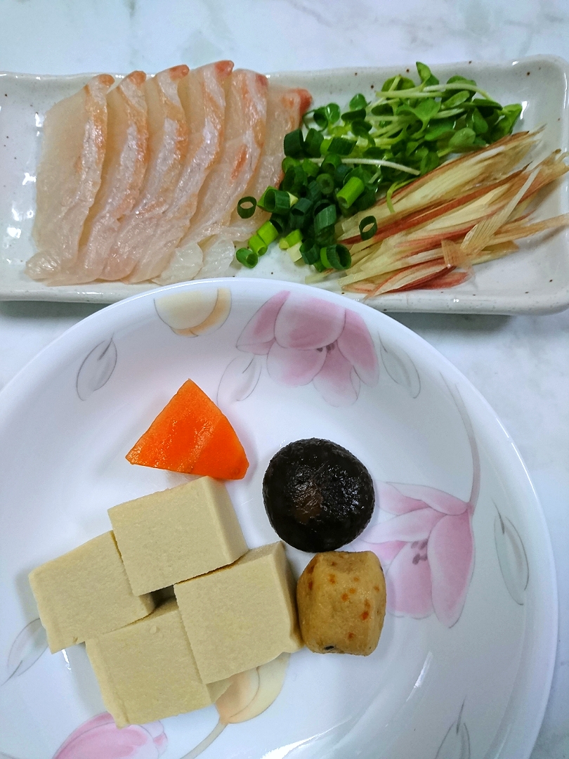 狸の宴シリーズ
春宵の前菜

御凌ぎ
高野豆腐と煮物
(市販惣菜)

春宵の鱠
桜鯛のお刺身
(細ねぎ/かいわれ/茗荷)
狸特製のぽん酢で頂きます。

🍶ヾ( ・∀・)っ🍻
皆様の幸せに乾杯‼️