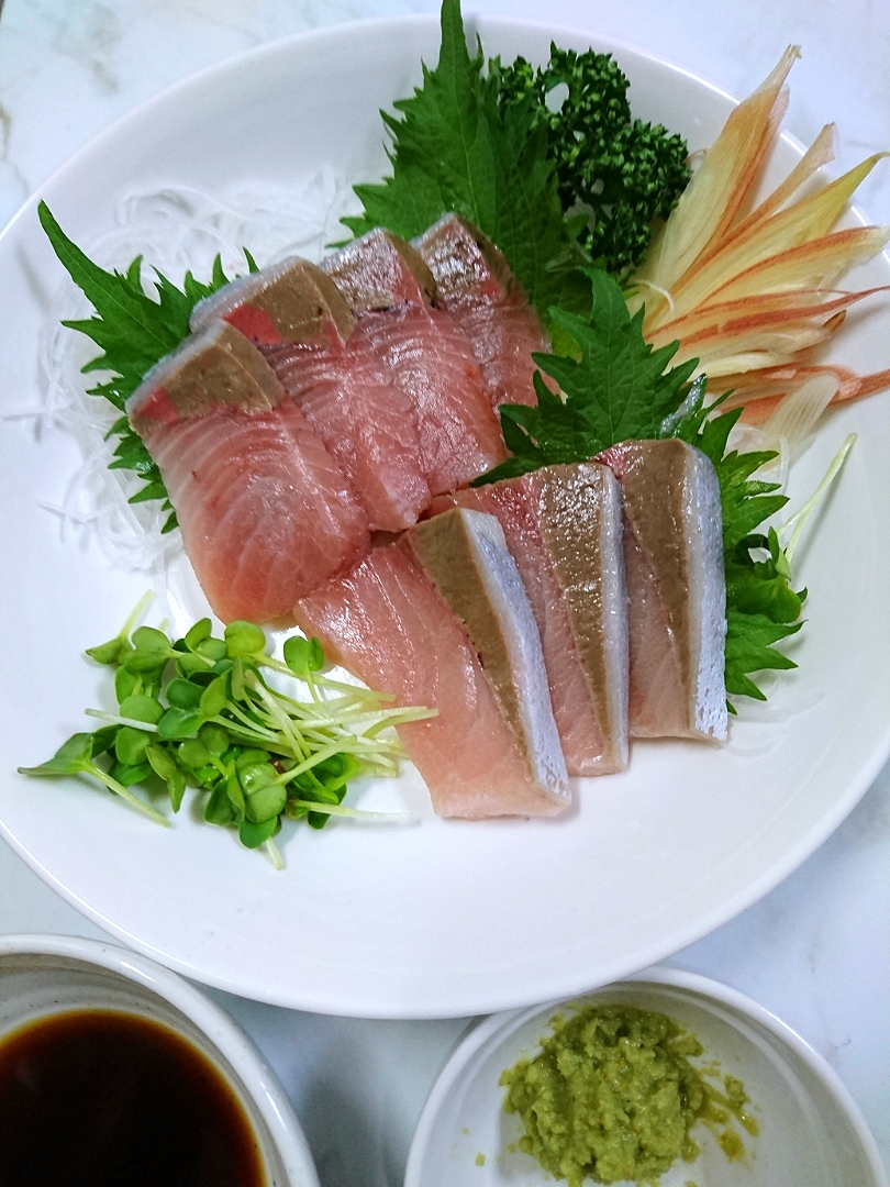 狸の宴シリーズ

春宵の肴
三重県産 天然鰤の御刺し身

三重の天然物は旨いですね。
海域の良い天然魚は最高です。

皆様に乾杯‼️
🍶ヾ( ・∀・)っ🍻