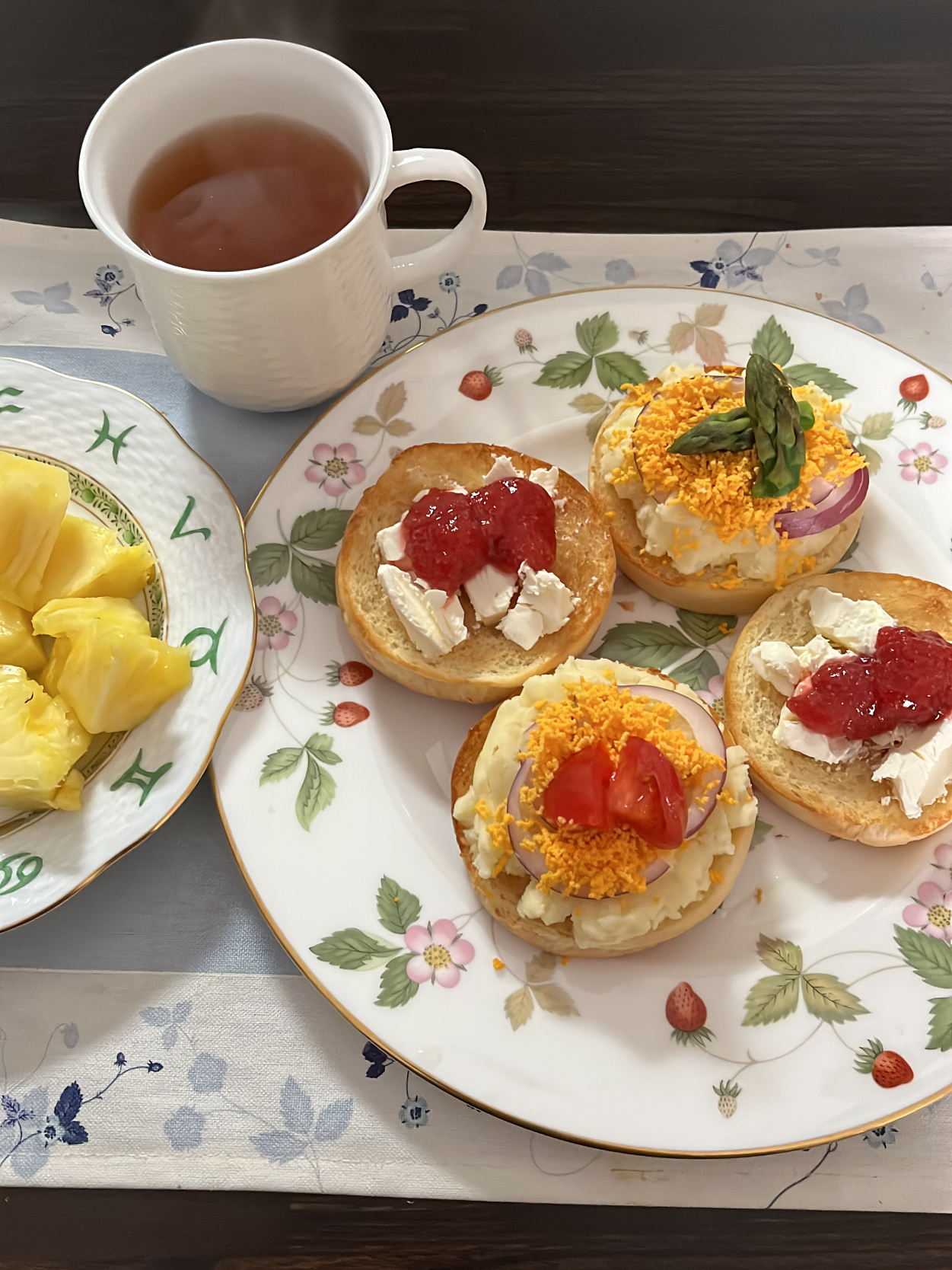 手作りのいちごジャムとミモザサラダの春爛漫のオープンサンド✨✨