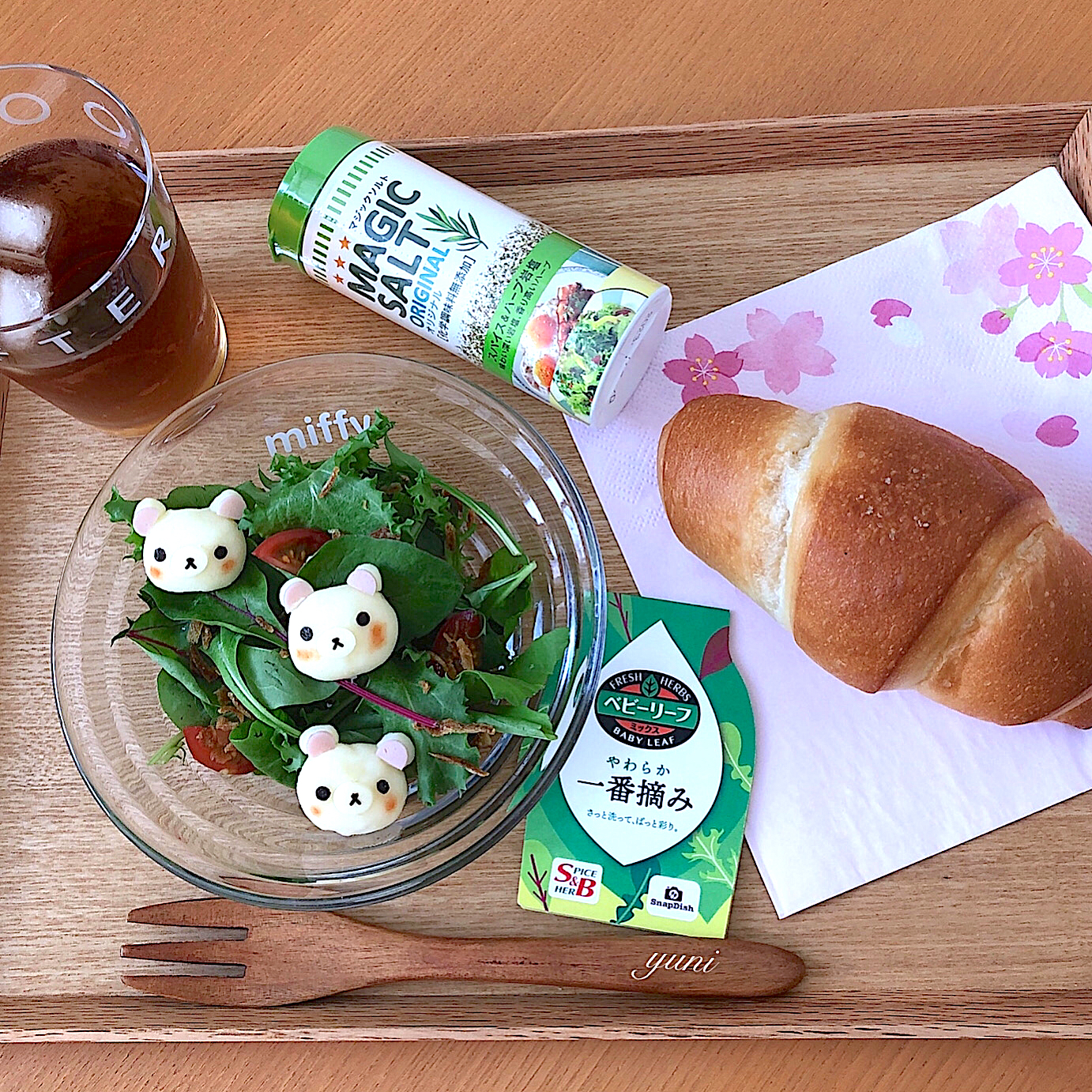 お昼ごはんはサラダ🥗塩ぱん😋