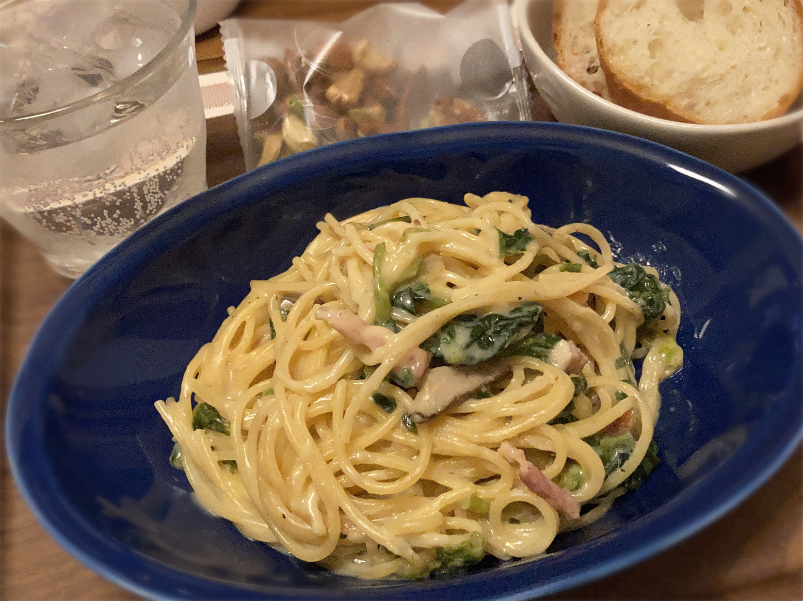 ほうれん草とベーコンのワンポットクリームパスタ🍝バタール🥖ミックスナッツ♡