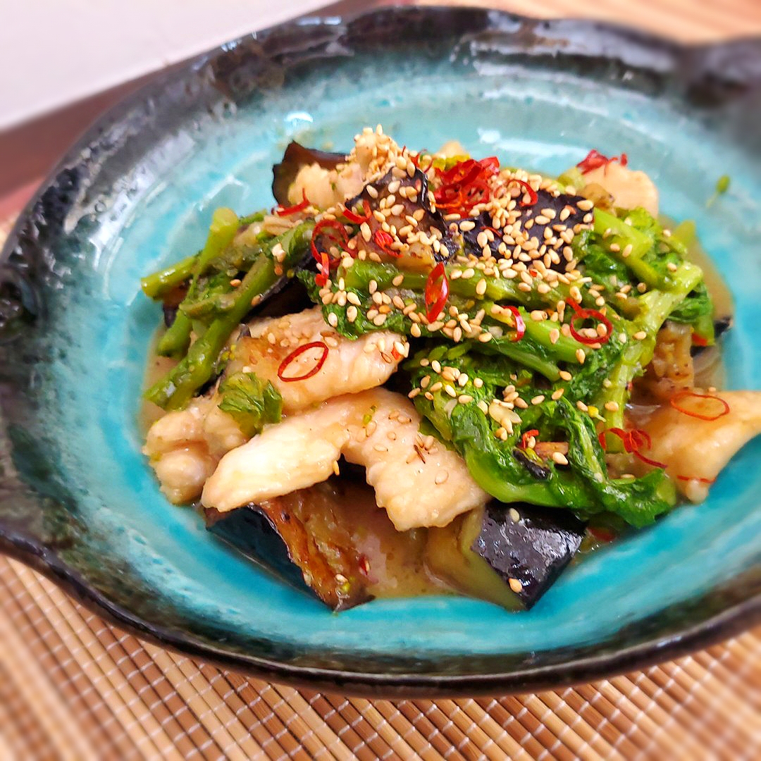 茄子と長芋と鶏ムネのガリバタ味噌炒め(  ˙▿˙　)
菜花入で春っぽく