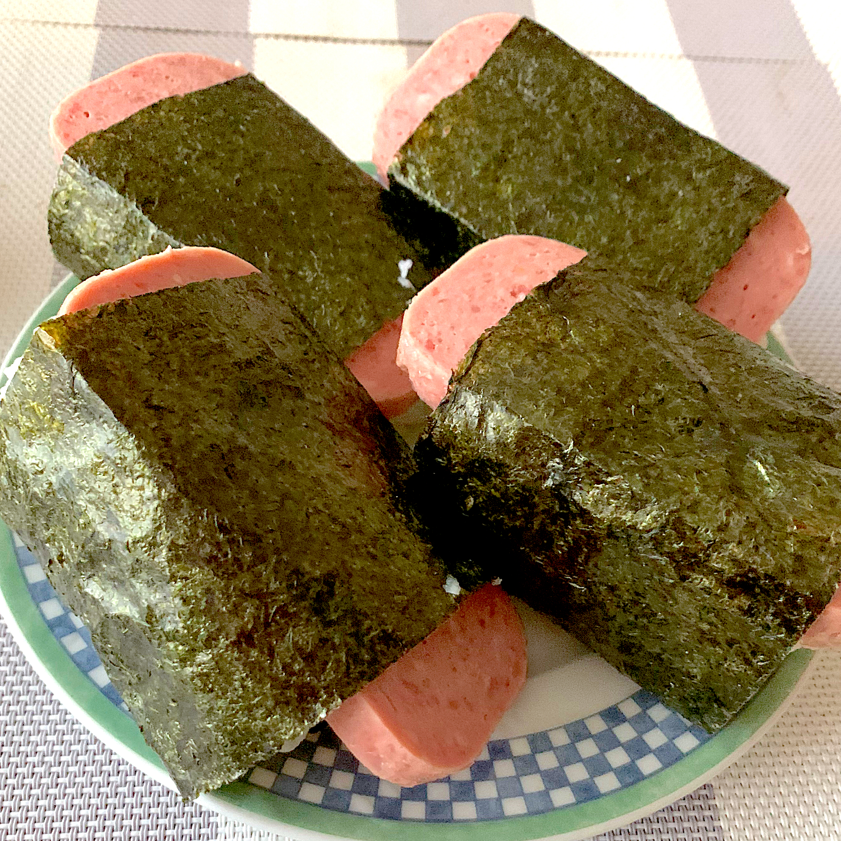 簡単にご飯の上に乗せただけのスパムおむすび🍙