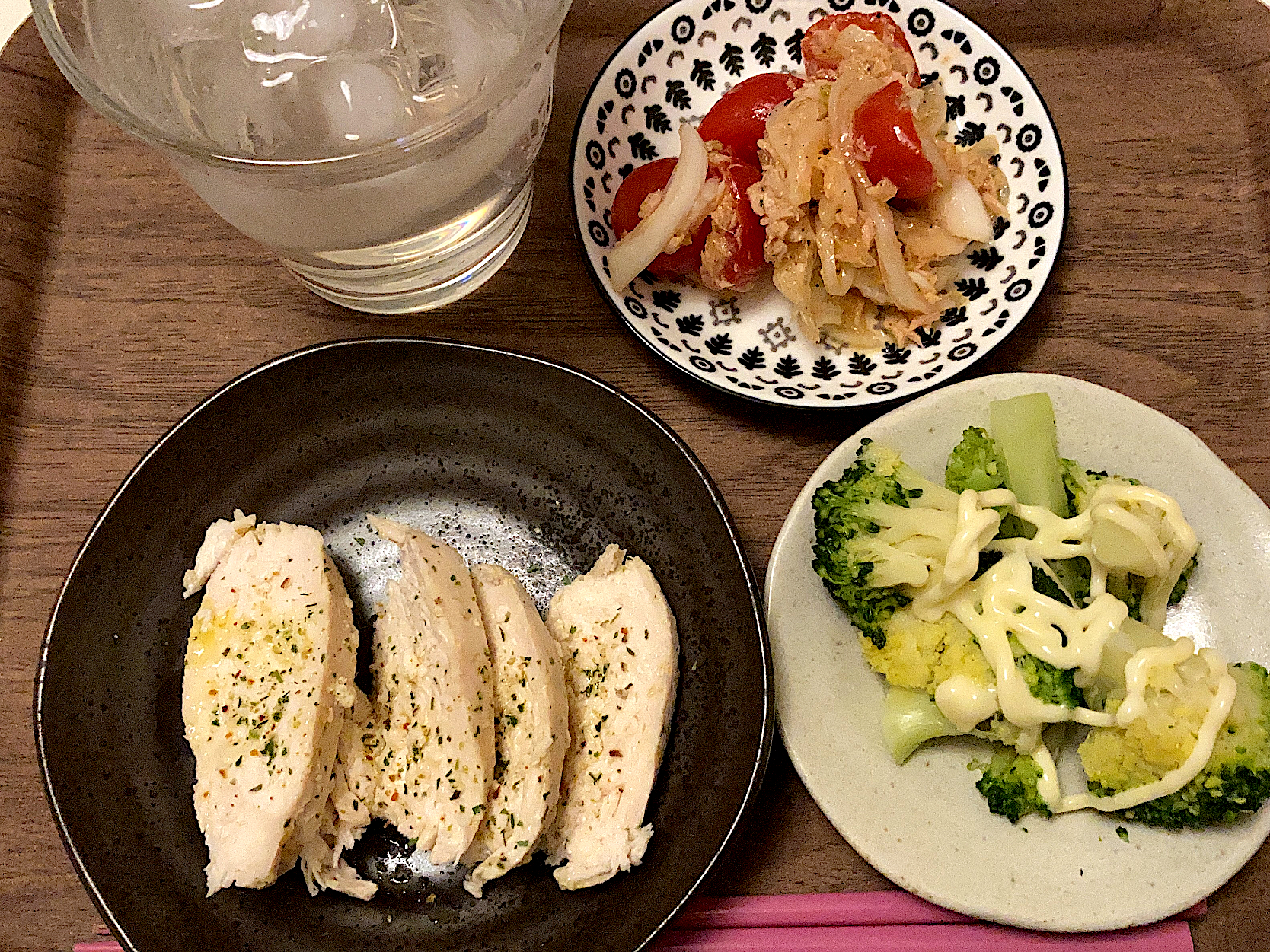 鶏ハム🍖ブロッコリー🥦新玉ねぎとミニトマトとツナのコンソメ和え🍅