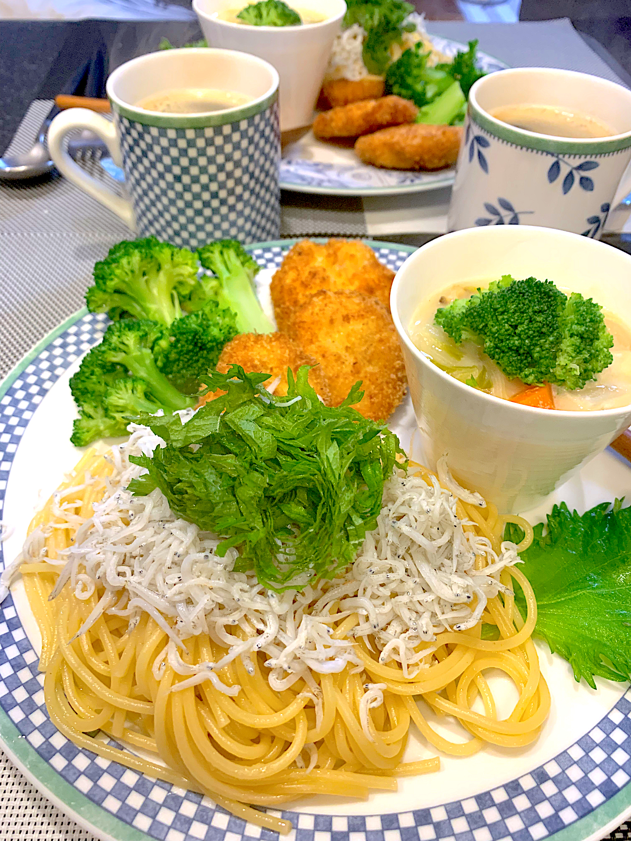 なんちゃってチキンナゲットとアサリのチャウダーとシラスパスタワンプレート