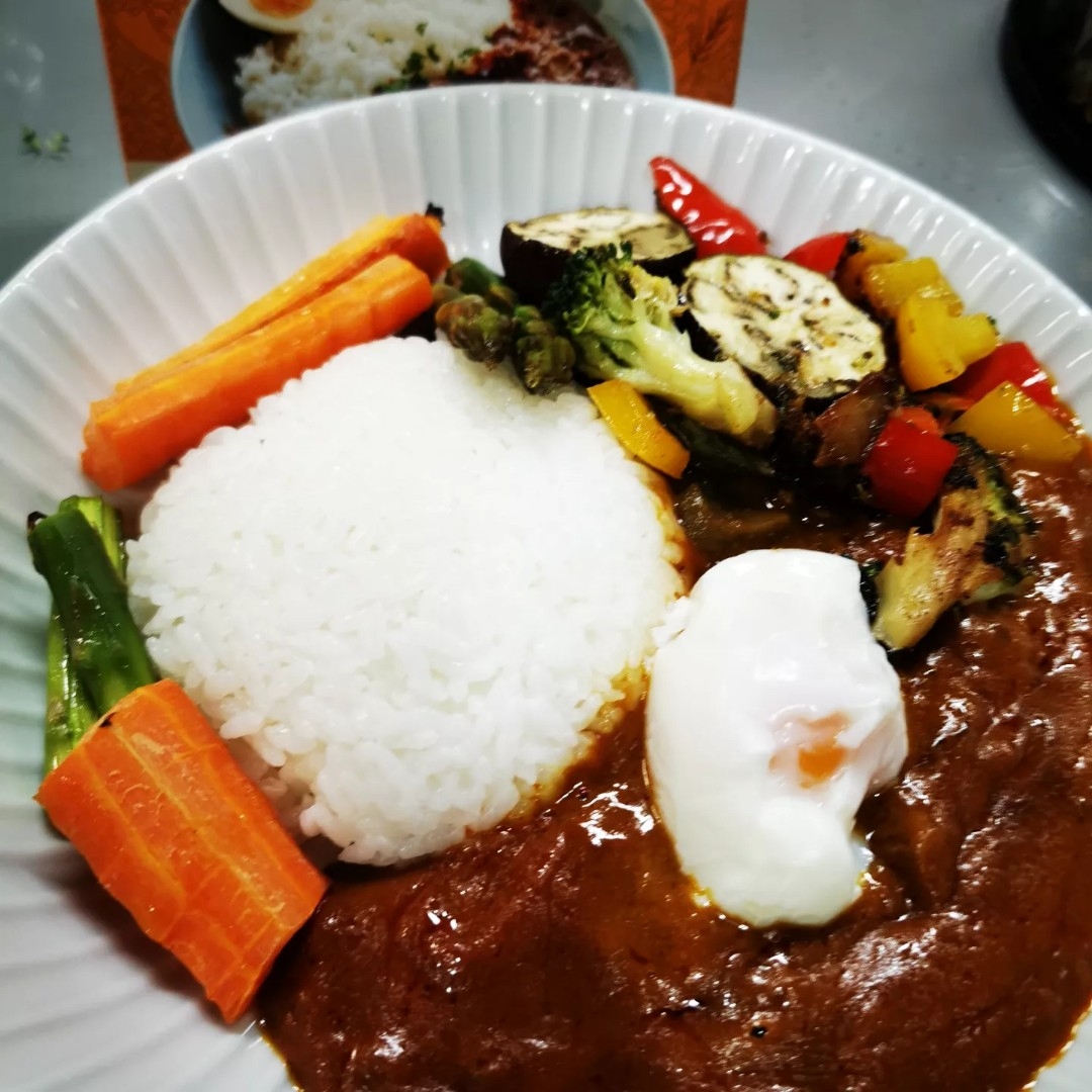 バターチキンカレーとバター焼き野菜👌グ〜です😀