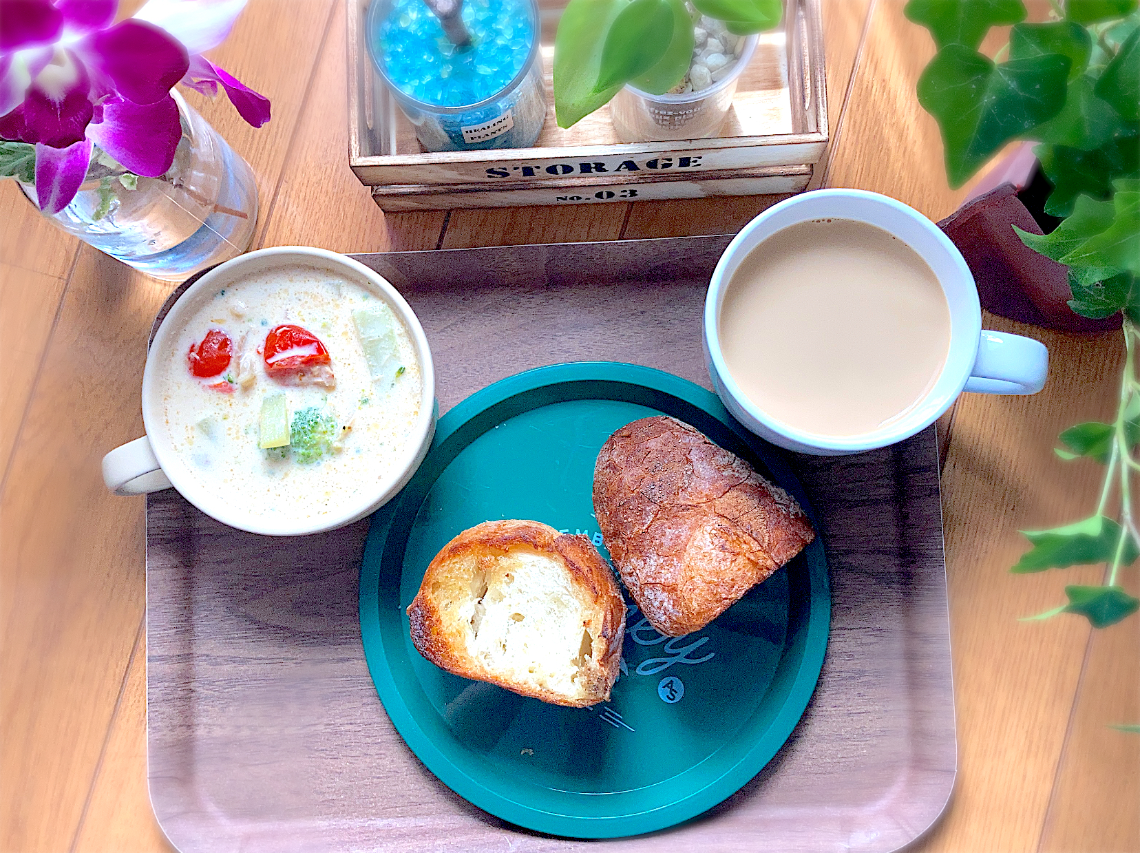 ブロッコリーとミニトマトの豆乳味噌スープ🥦🍅バタール🥖カフェラテ☕️