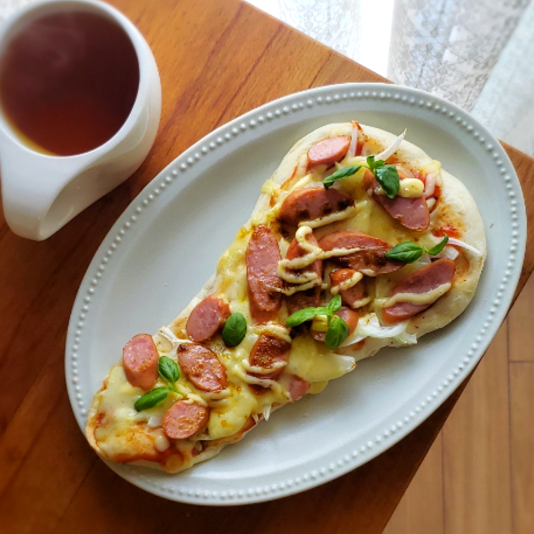 新玉葱が美味しい＊カリーブルスト風ナンピザ♪