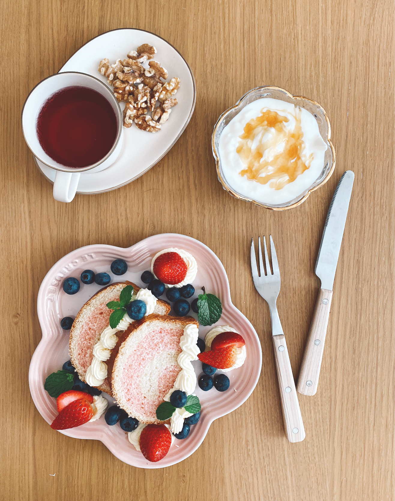 休日の朝ご飯☆手作り桜パンとクルミヨーグルト