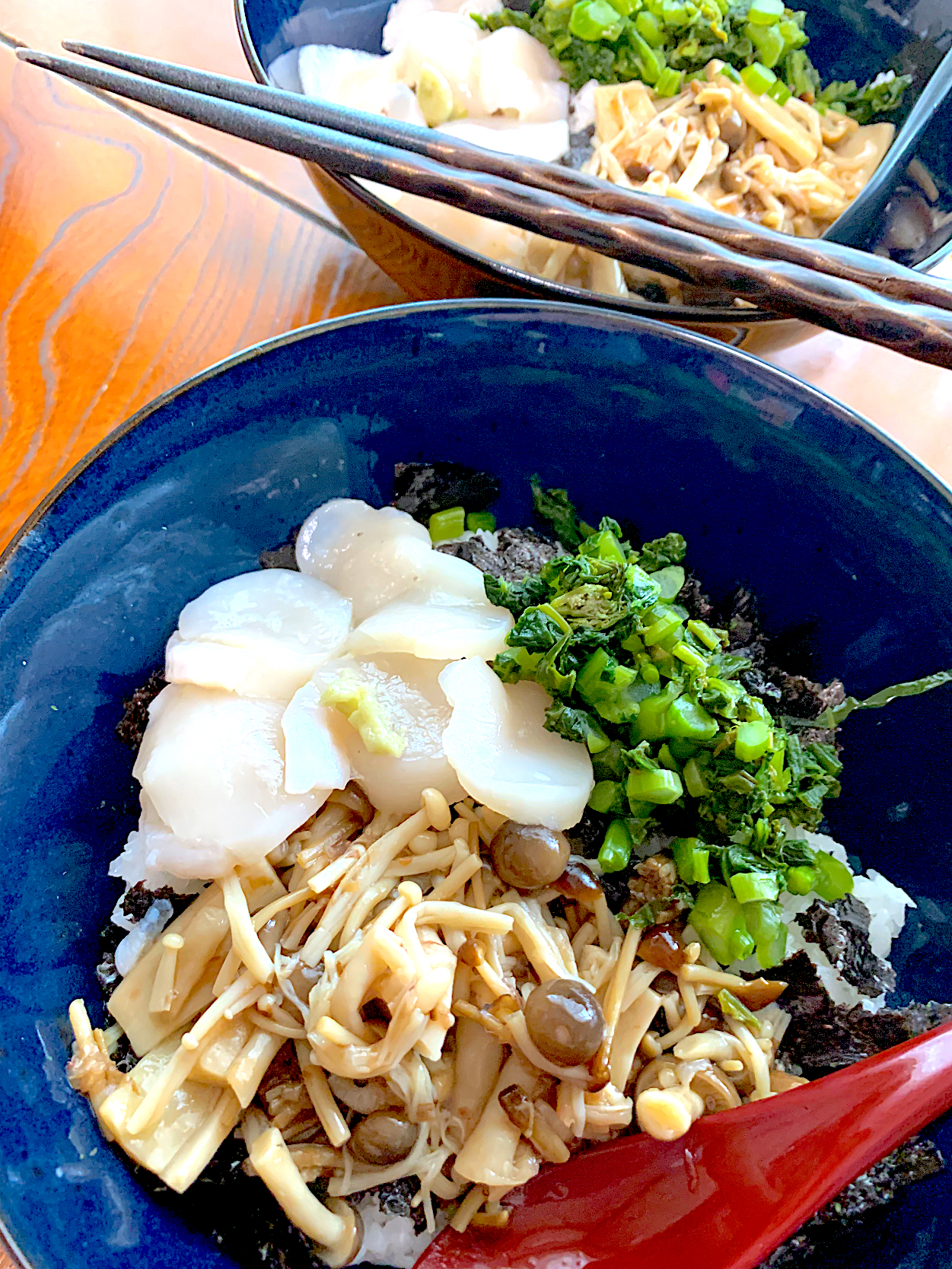 きのこの佃煮に帆立貝柱と高菜漬けの三色丼