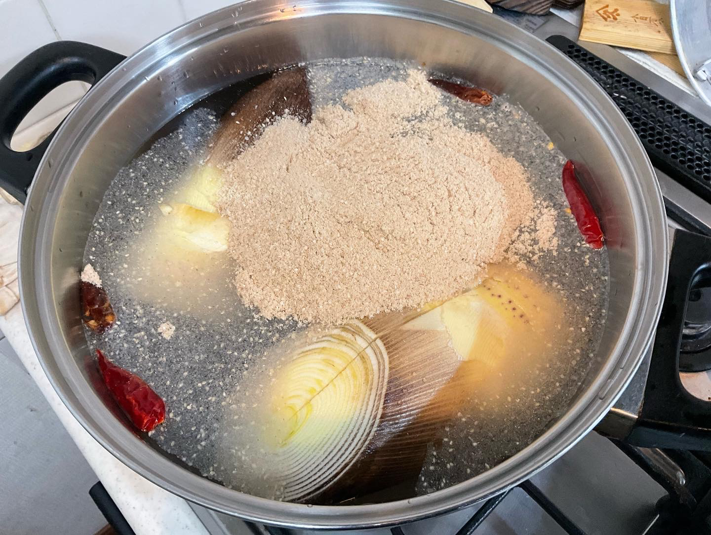 初物！
筍の仕込み。
付いてきたヌカは使わず我が家で精米して出来る茨城産コシヒカリのヌカで！
売ってるヌカって生産地や何の米のヌカかがわからないですよね！？、、、、素朴な疑問