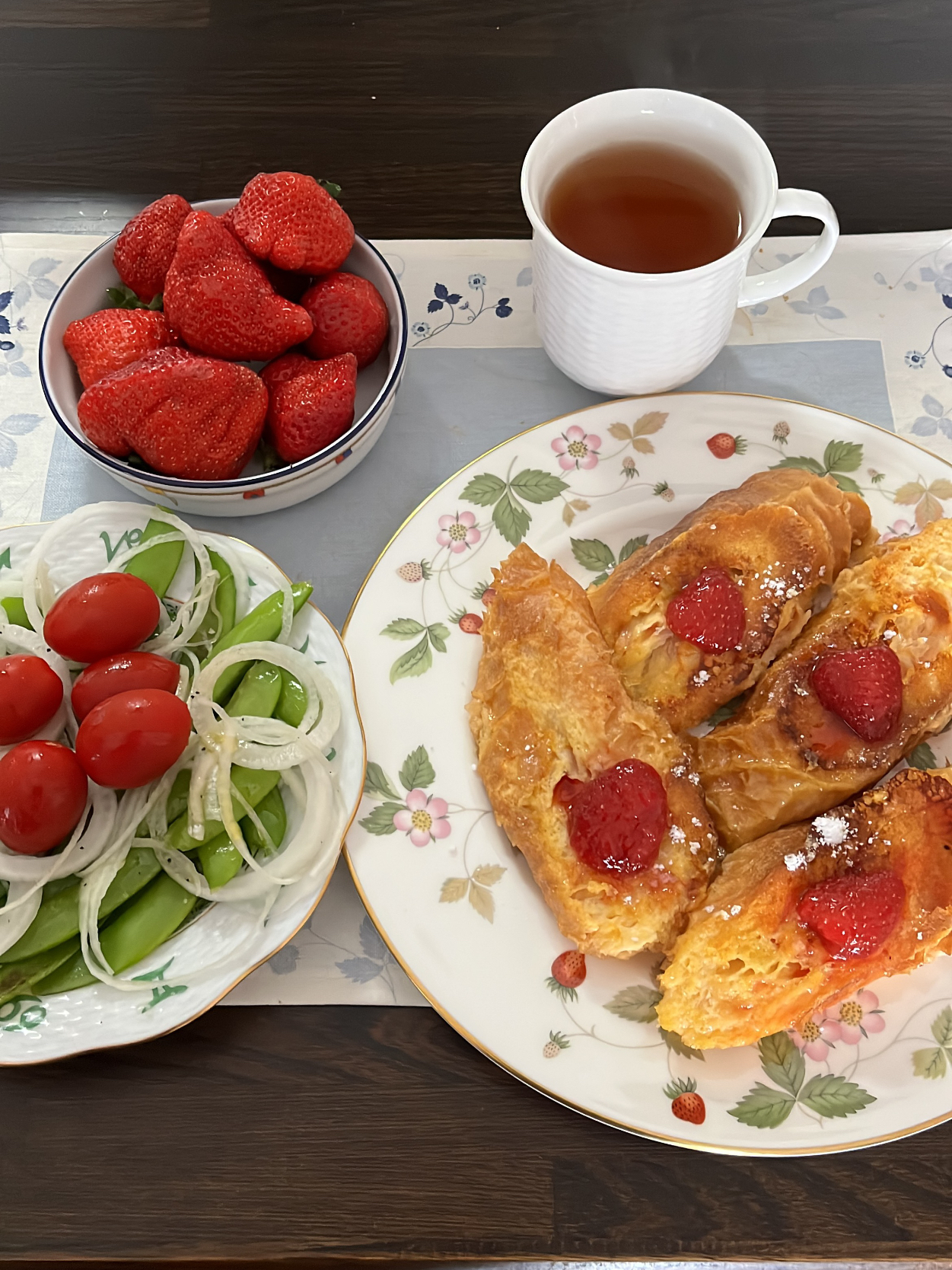 お手製のイチゴのコンフィチュールとフレンチトーストと、春の野菜の朝食✨✨お昼過ぎから水泳にさ