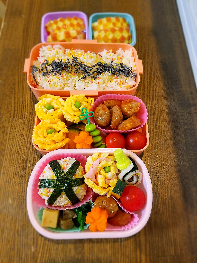 小２弁当と年中弁当。