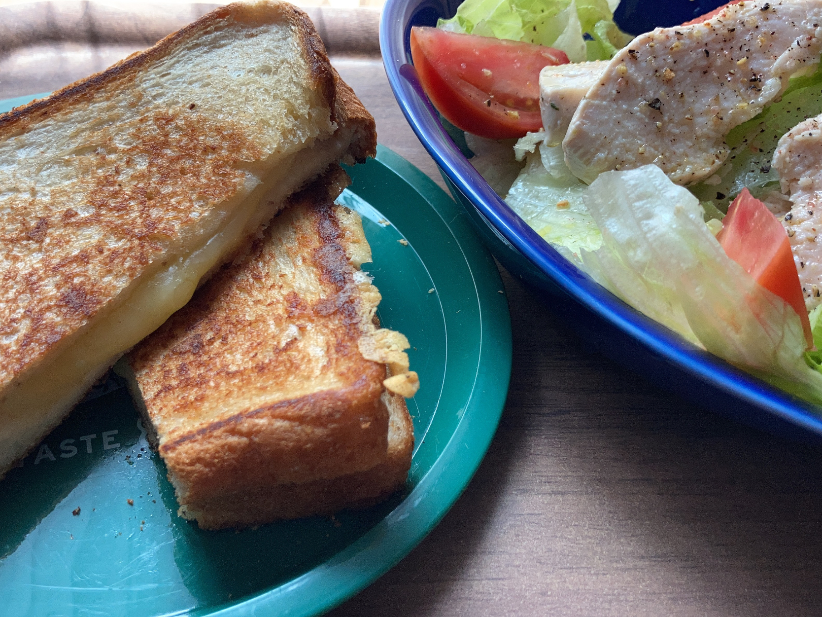 チーズホットサンドと塩トマトとチキンのサラダでブランチ🥗🥪