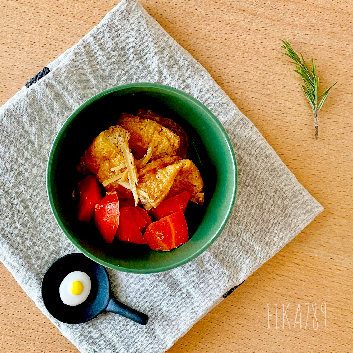 じゅわが美味しい　油揚げとにんじんの煮物