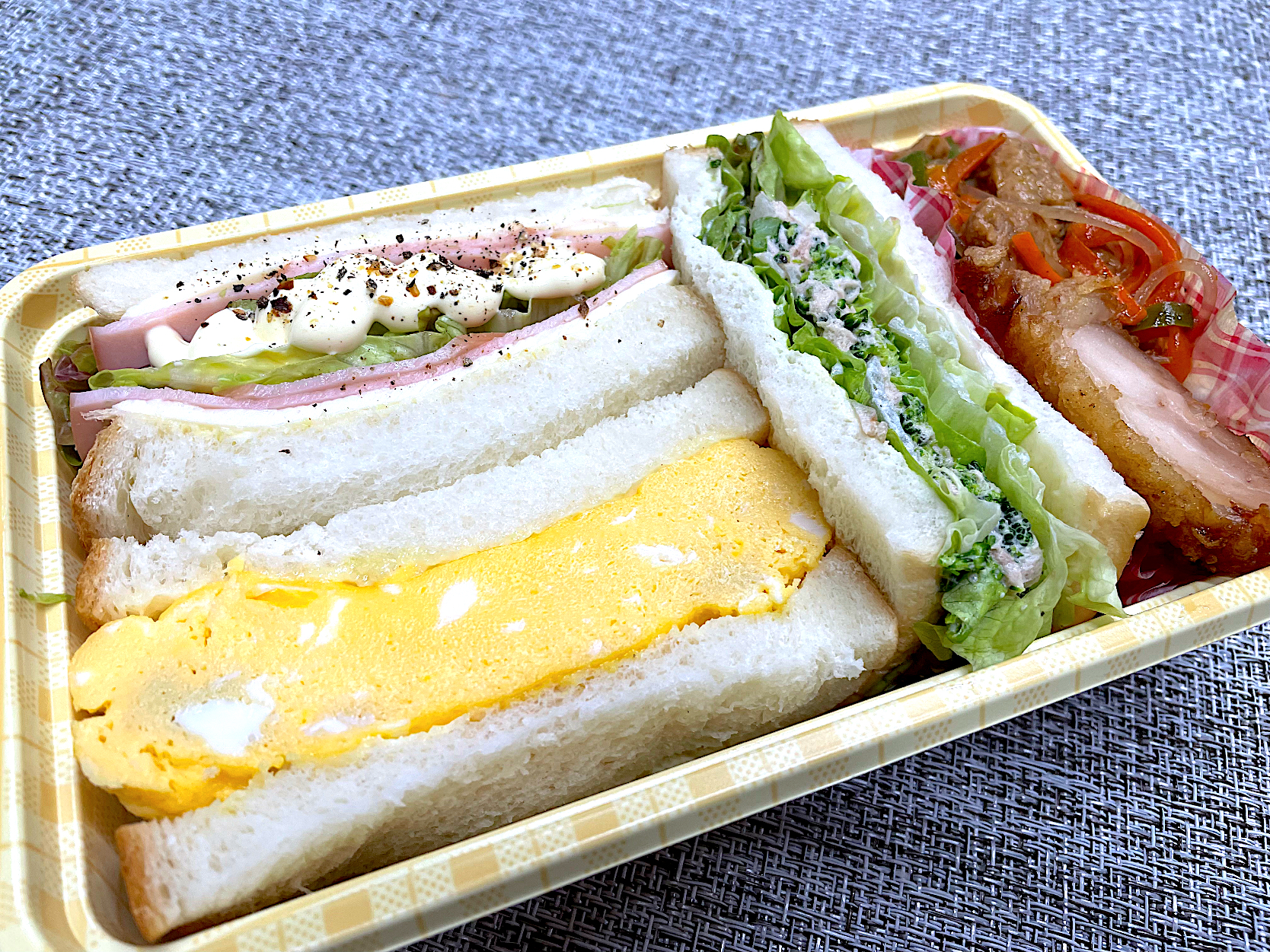 厚焼き玉子とハムチーズとブロッコリーツナマヨのサンドイッチ🥪