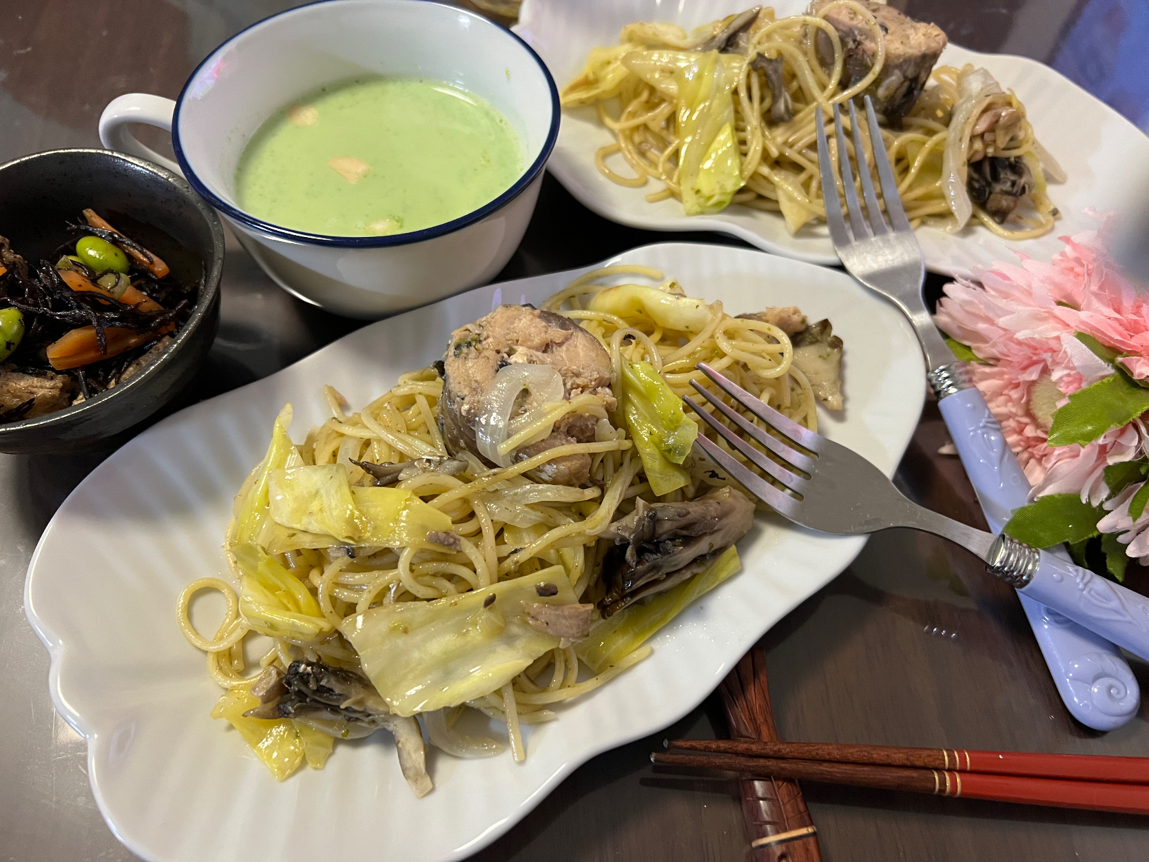 鉄分補給と鯖缶と春キャベツと黒舞茸の柚子胡椒マヨパスタ🍝