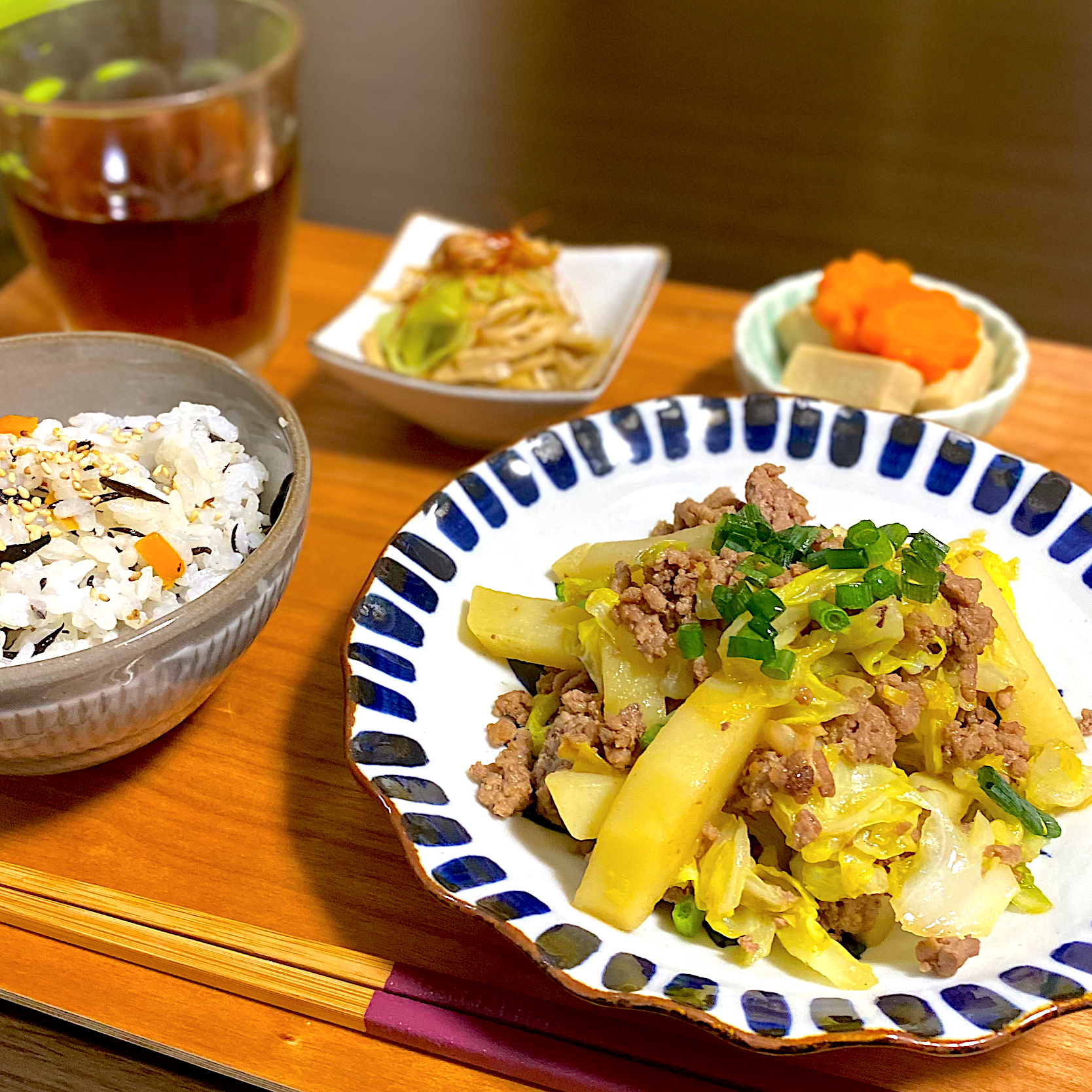 ひじき煮の混ぜご飯
じゃがいもと春キャベツのそぼろ炒め
高野豆腐と人参の煮物
きのことネギの炒め物