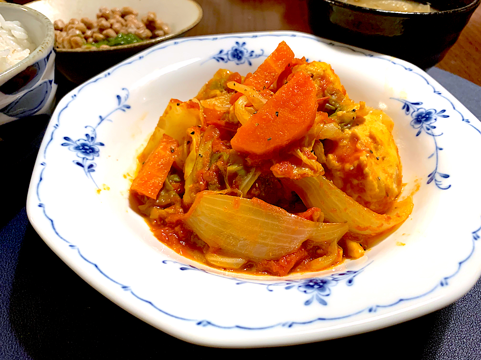 キャベツと鶏団子のトマト煮込み