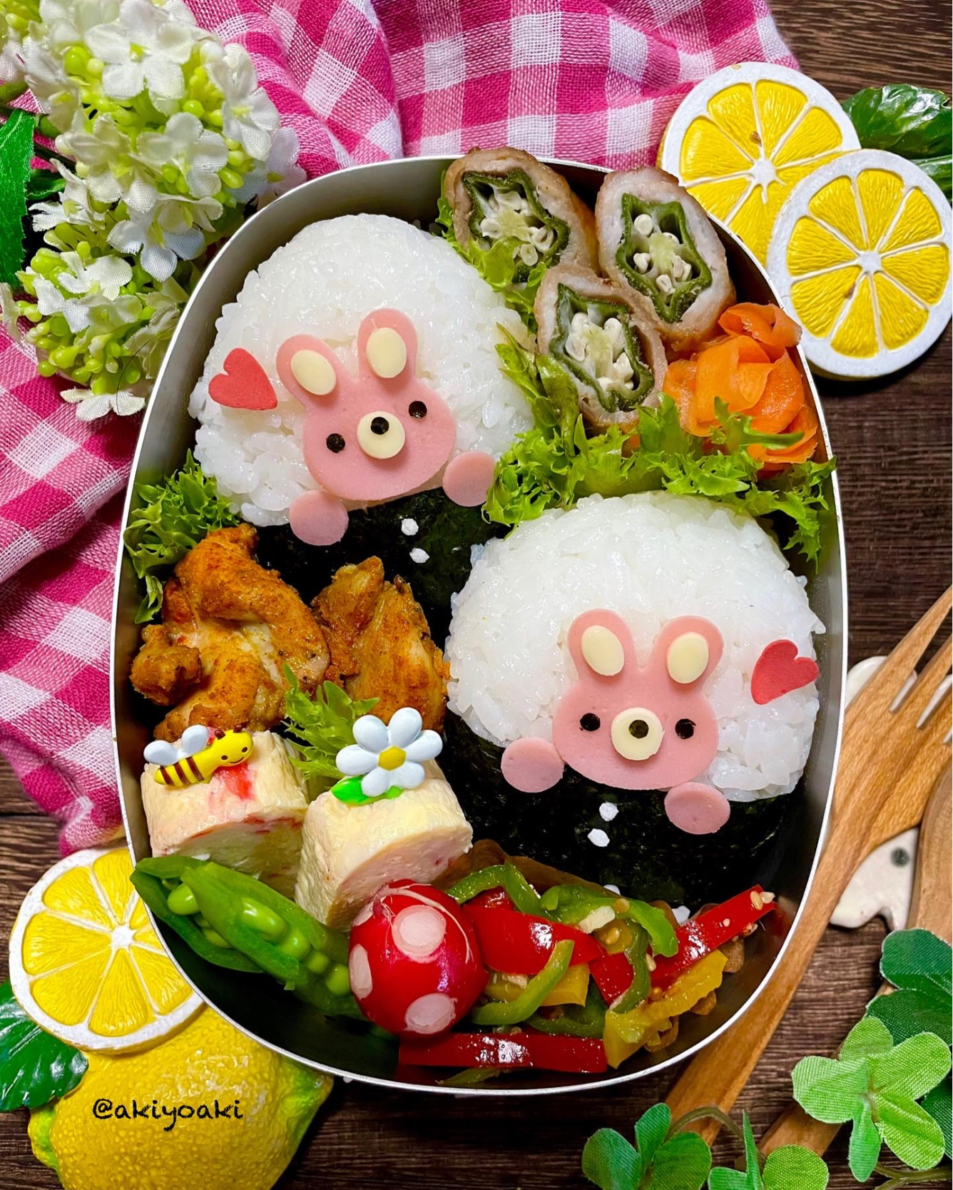 うさぎちゃん抱っこおにぎり弁当