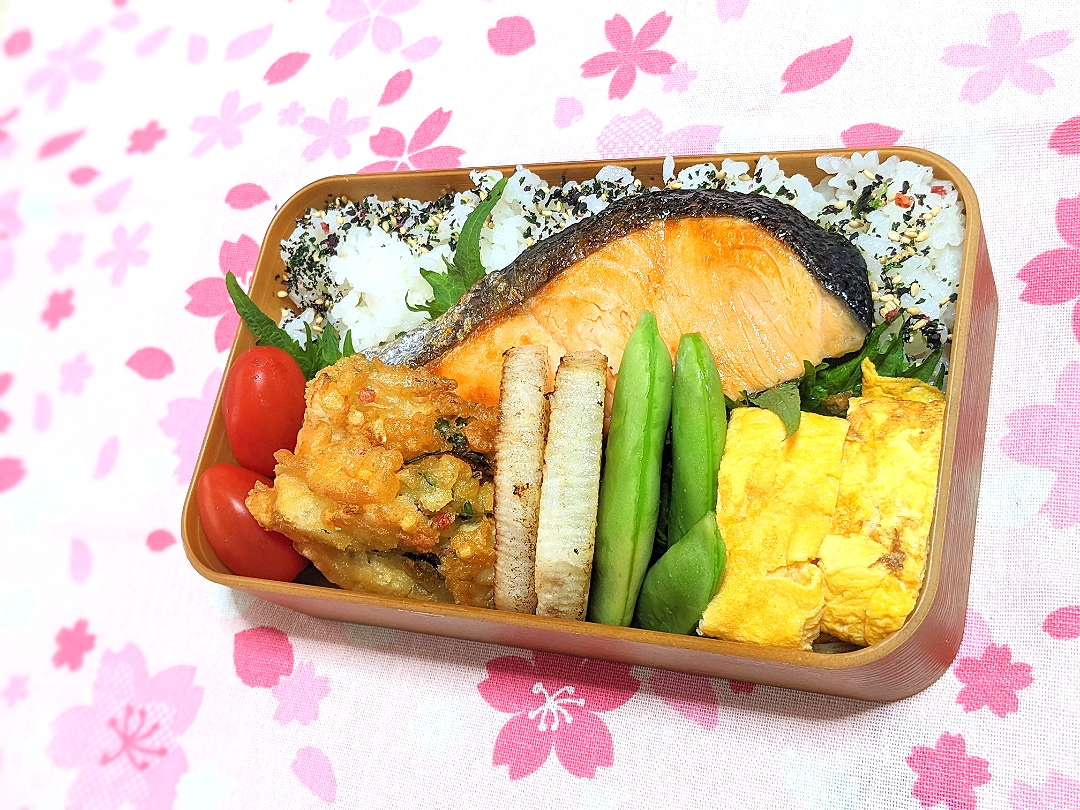 本日お弁当〜鮭弁当〜と筍&あさりのかき揚げカラフルあられ入り。