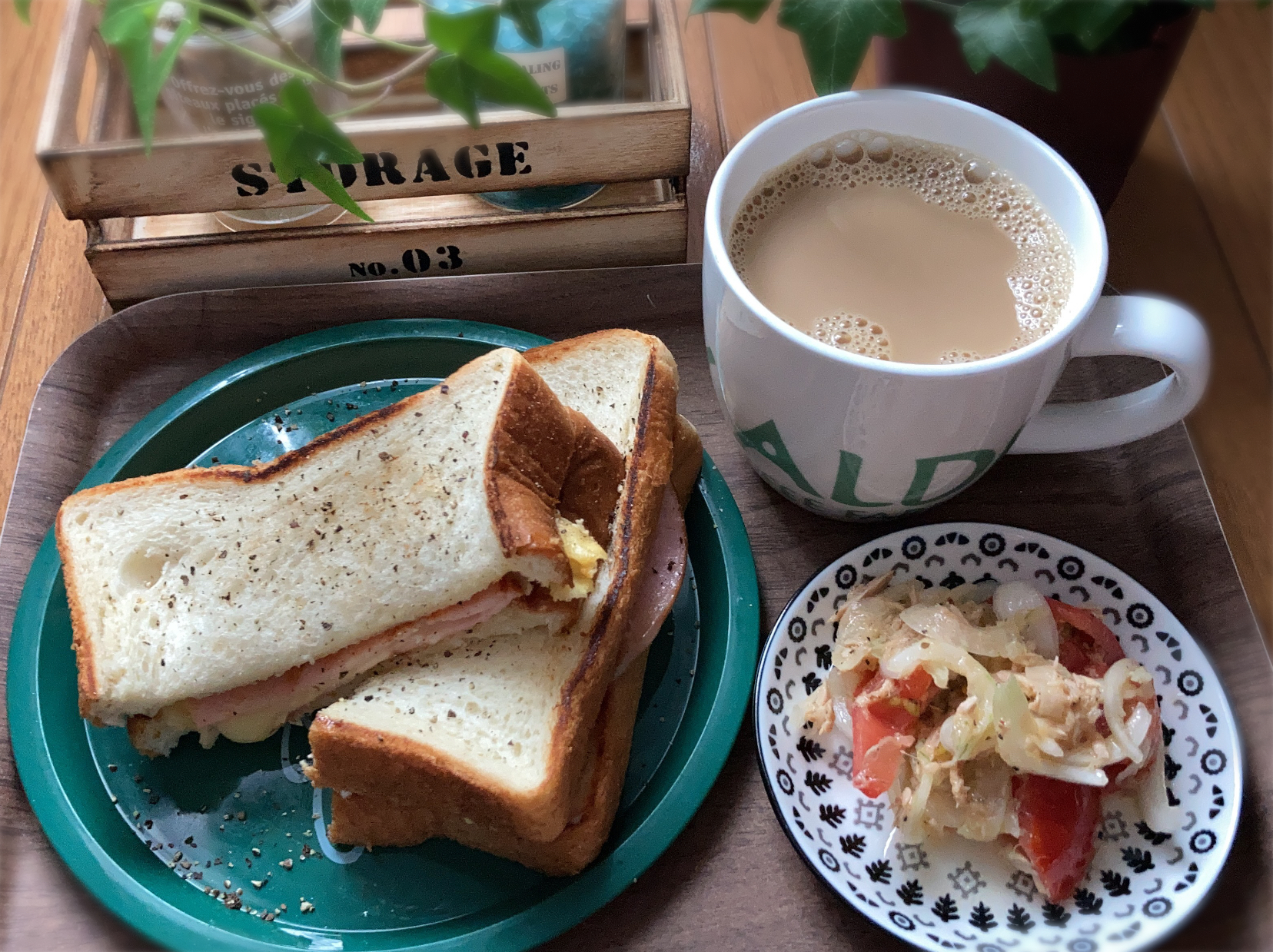 ハムチーズのホットサンド🥪トマトと新玉ねぎとツナのサラダ🍅豆乳珈琲☕️