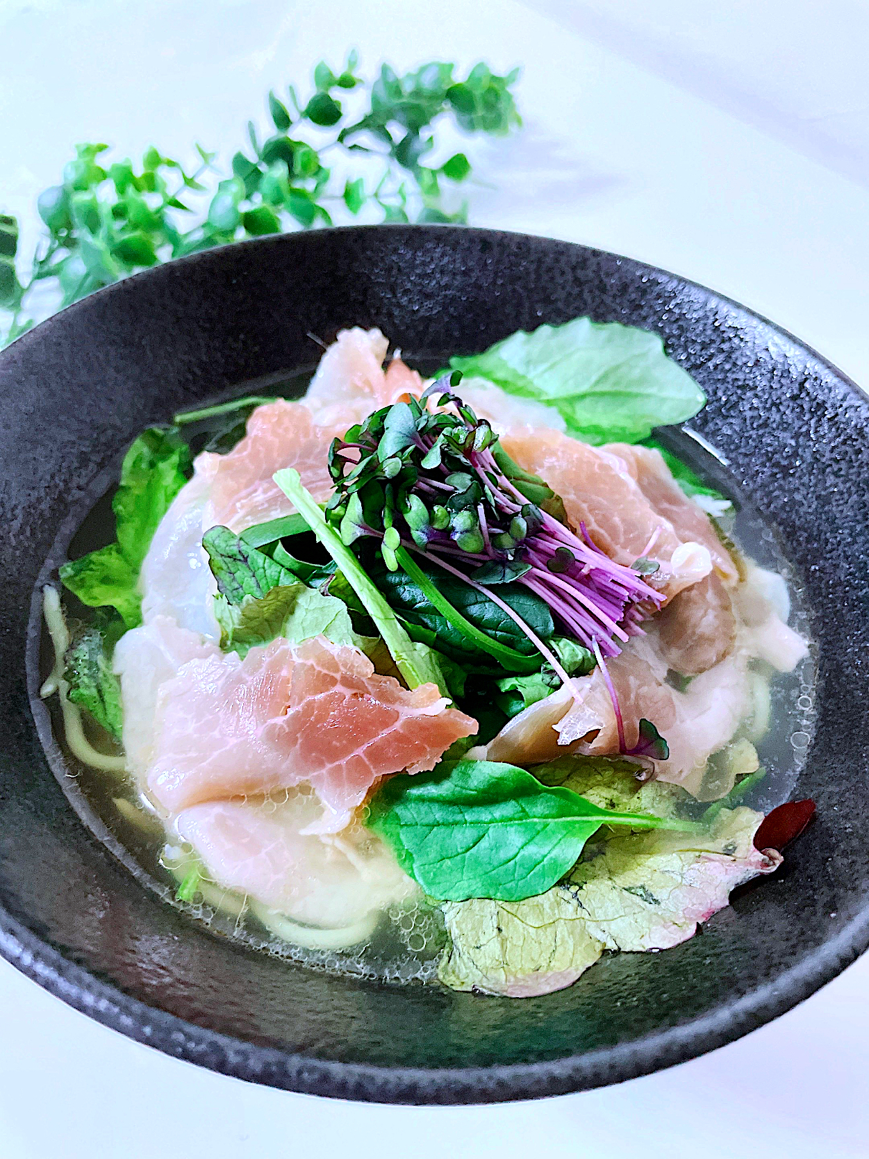 ベビーリーフと生ハムの蒟蒻ラーメン