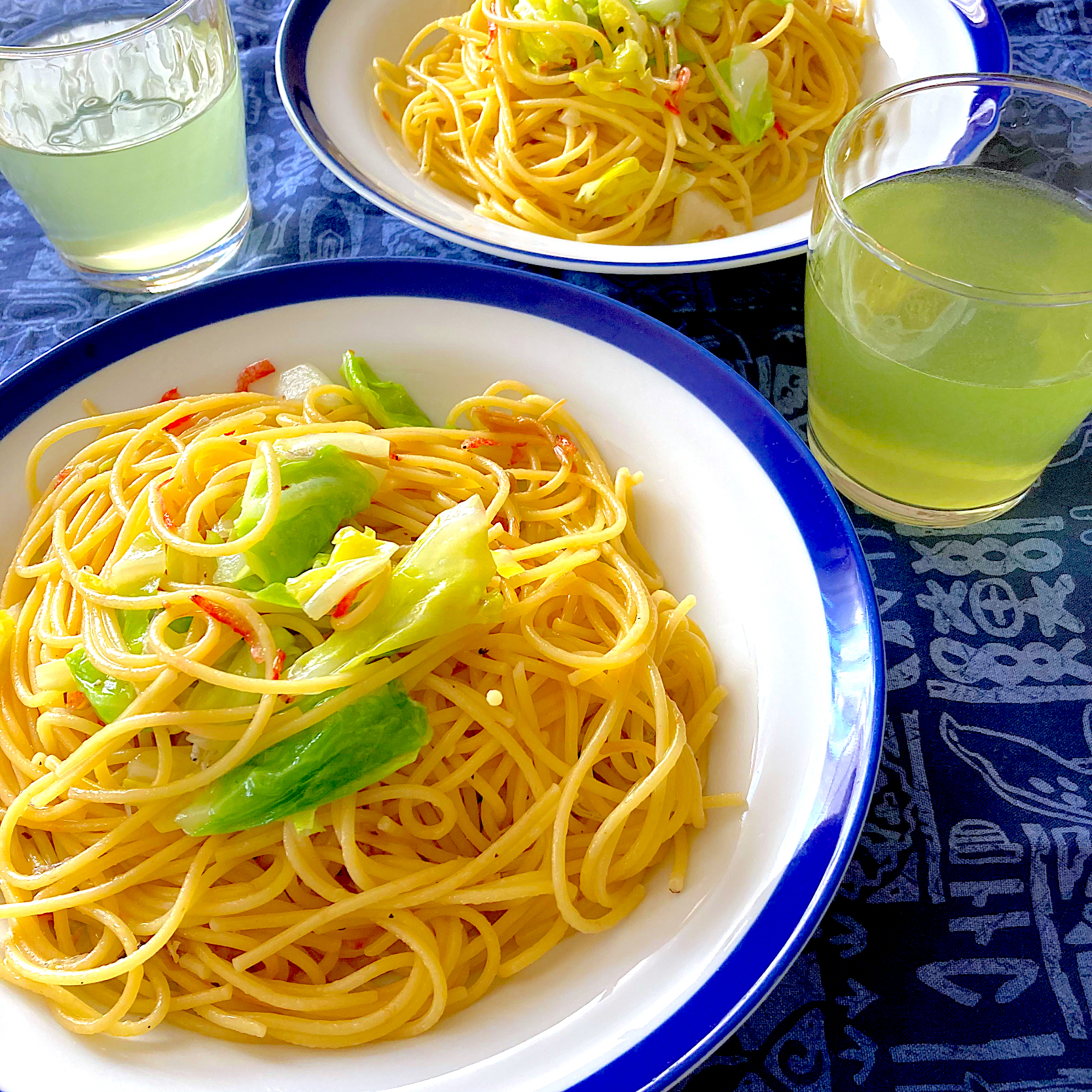 お昼は春キャベツと桜エビのパスタ