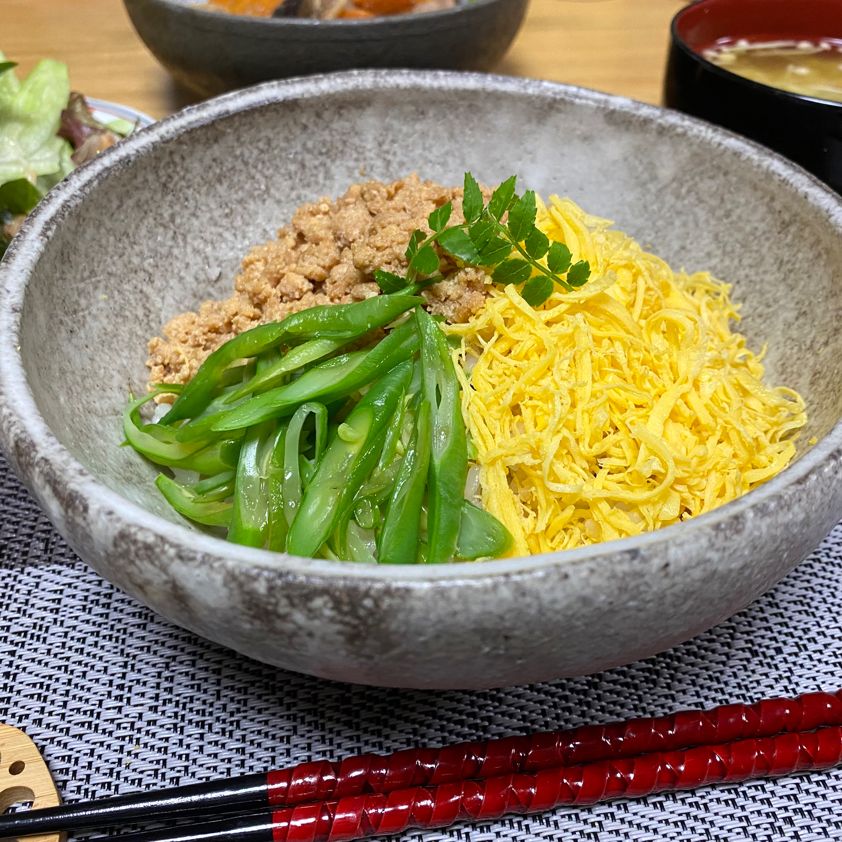 甘酒で作る常備菜　優しい甘み、しっとり鶏そぼろの三食丼