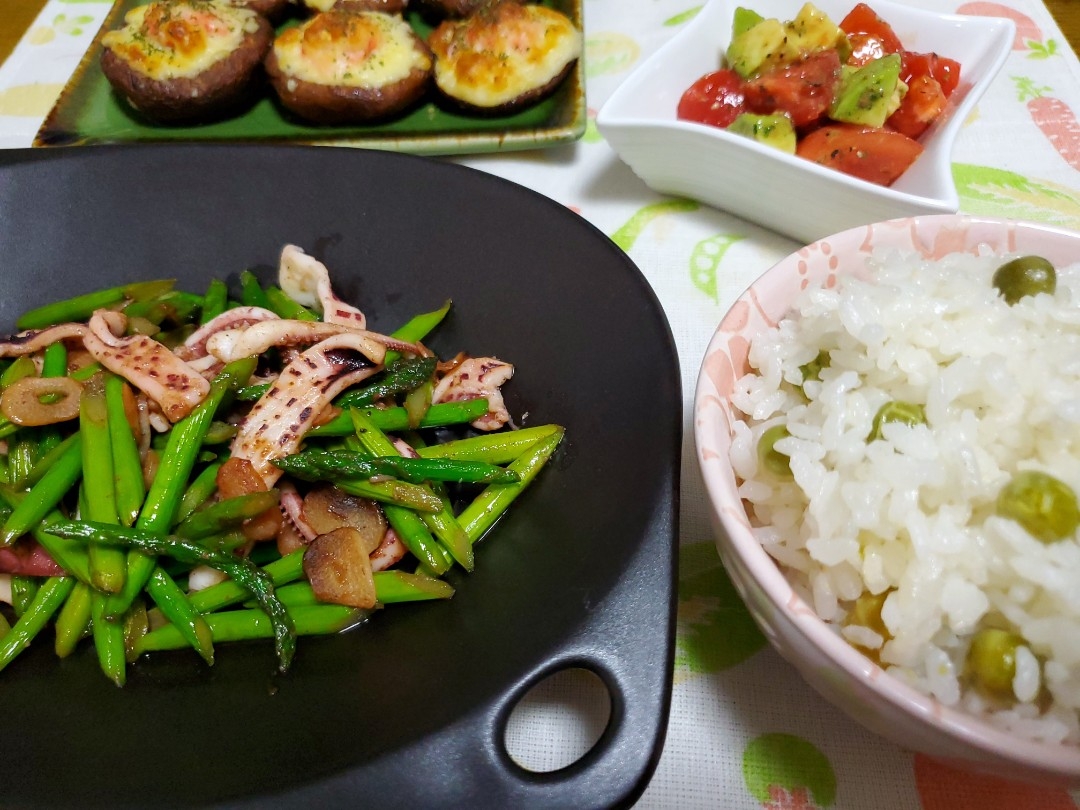 イカとアスパラガスの塩にんにく炒め

豆ご飯🍚

アボカド🥑とトマト🍅のサラダ