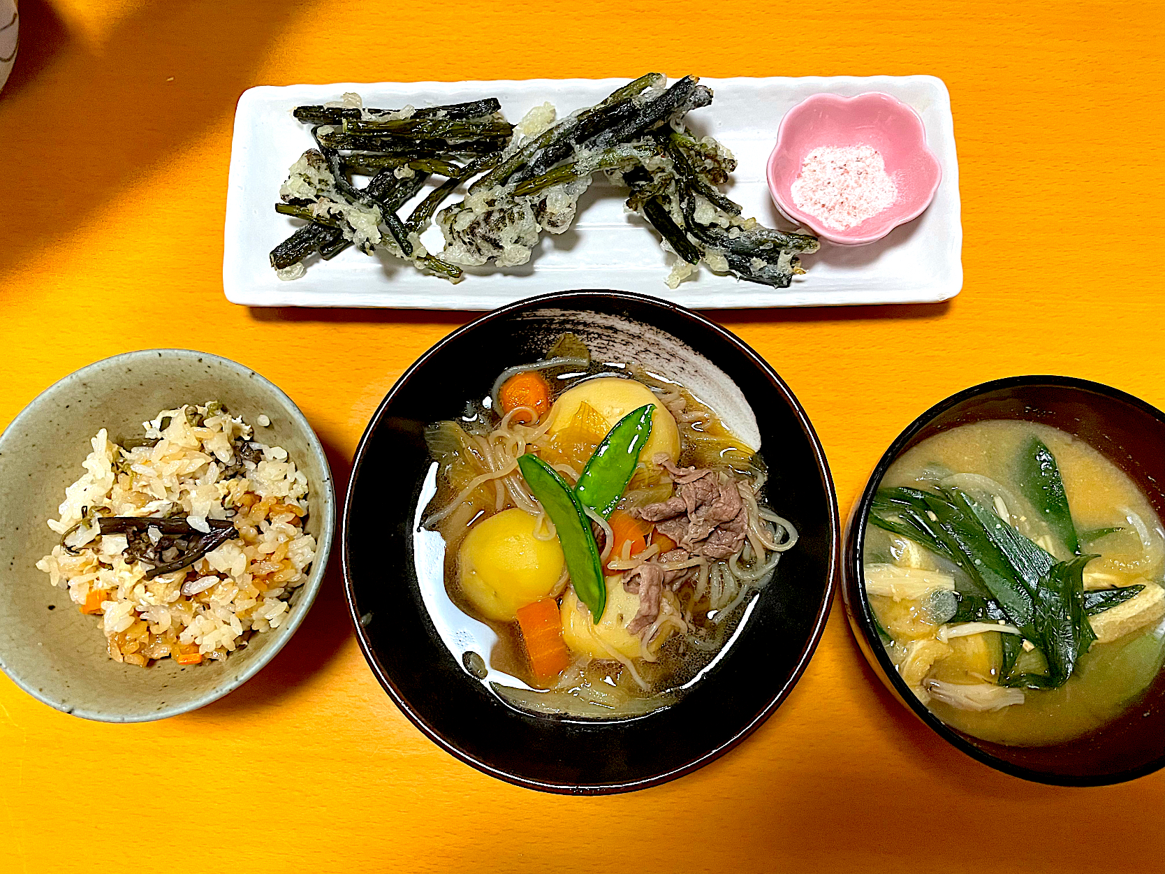 ワラビの炊き込みご飯🌟ワラビの天ぷら🌟肉じゃが🌟葉付き新玉ねぎのお味噌汁