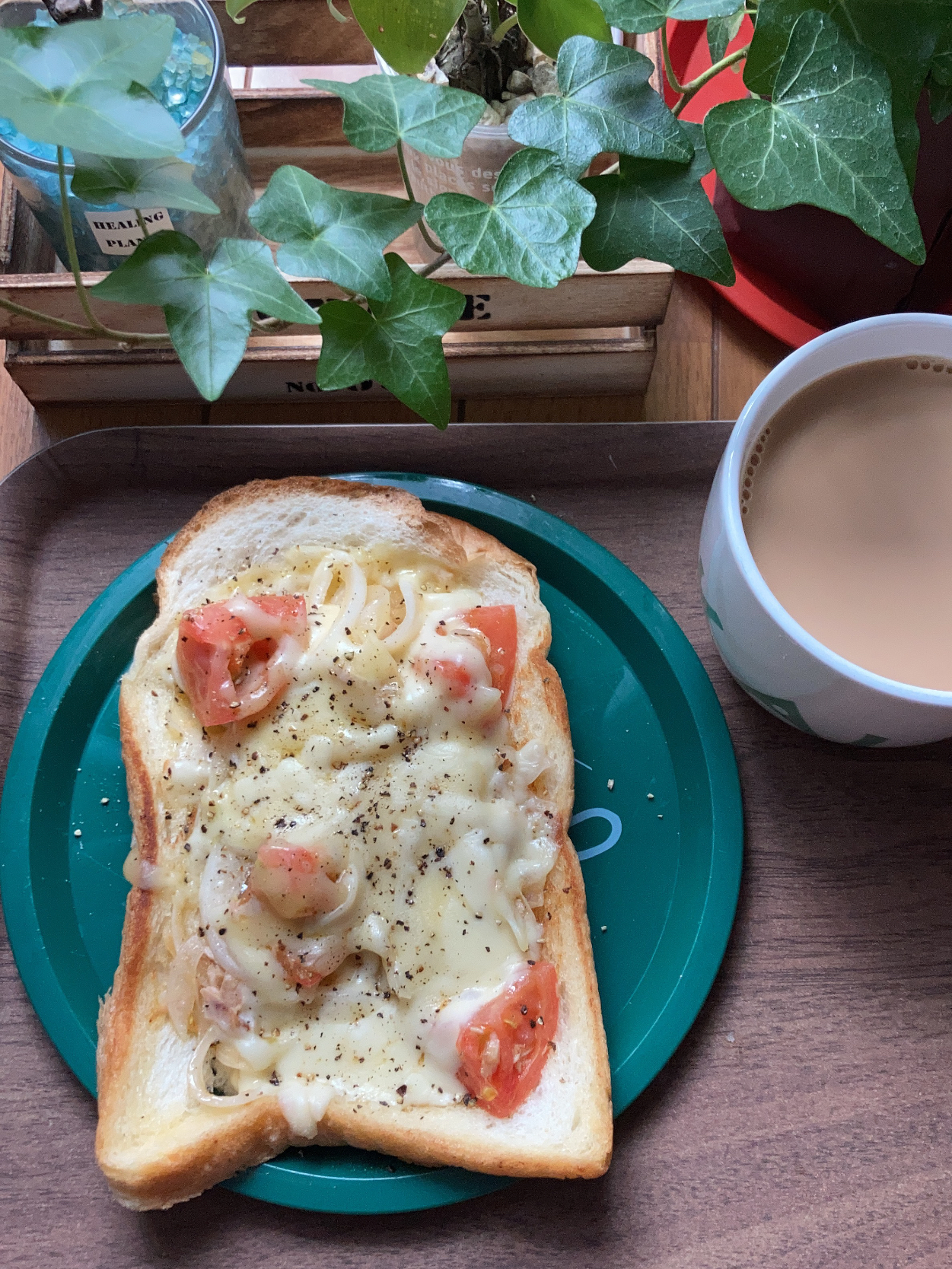 トマトと新玉ねぎとツナのチーズトースト🍞