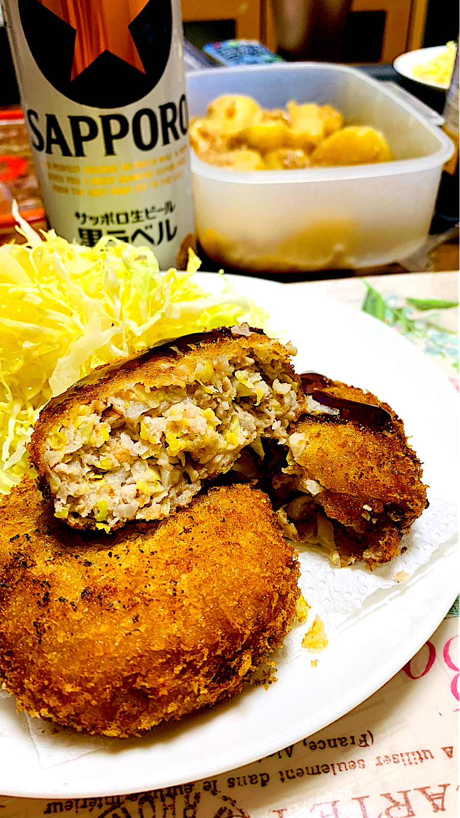 春キャベツと新玉のメンチカツ。奥のは新じゃがのそぼろ餡