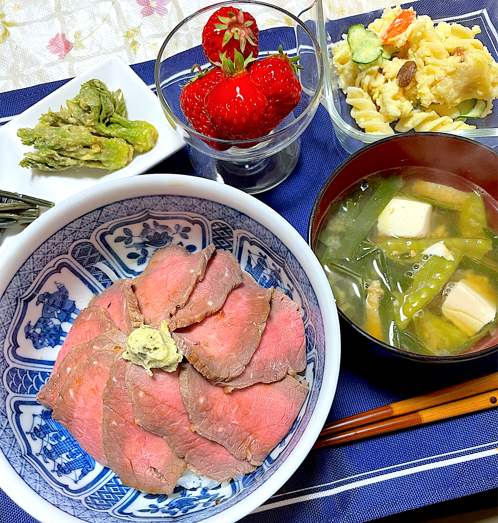 ローストビーフ丼  春とともに