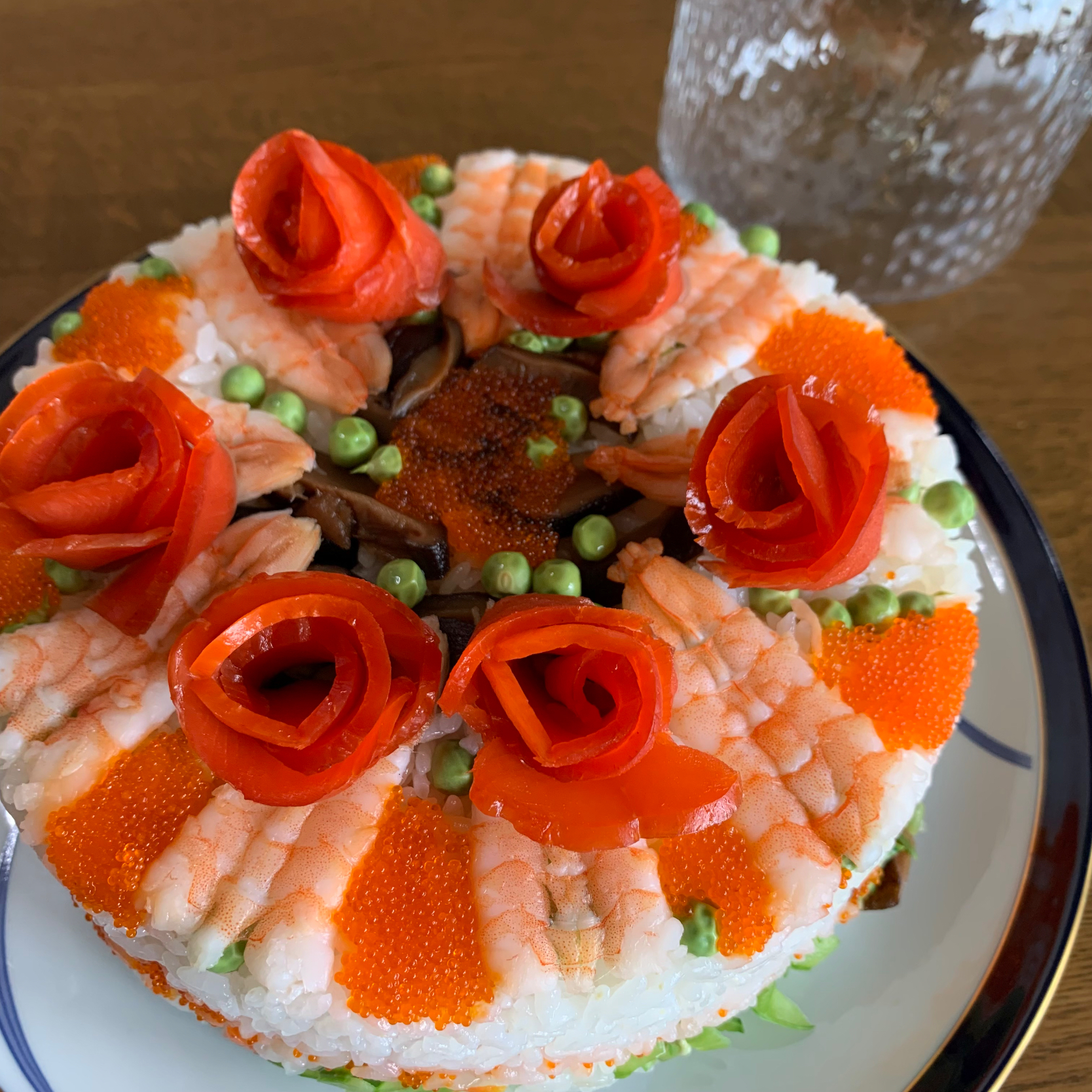サーモンバラの寿司ケーキ