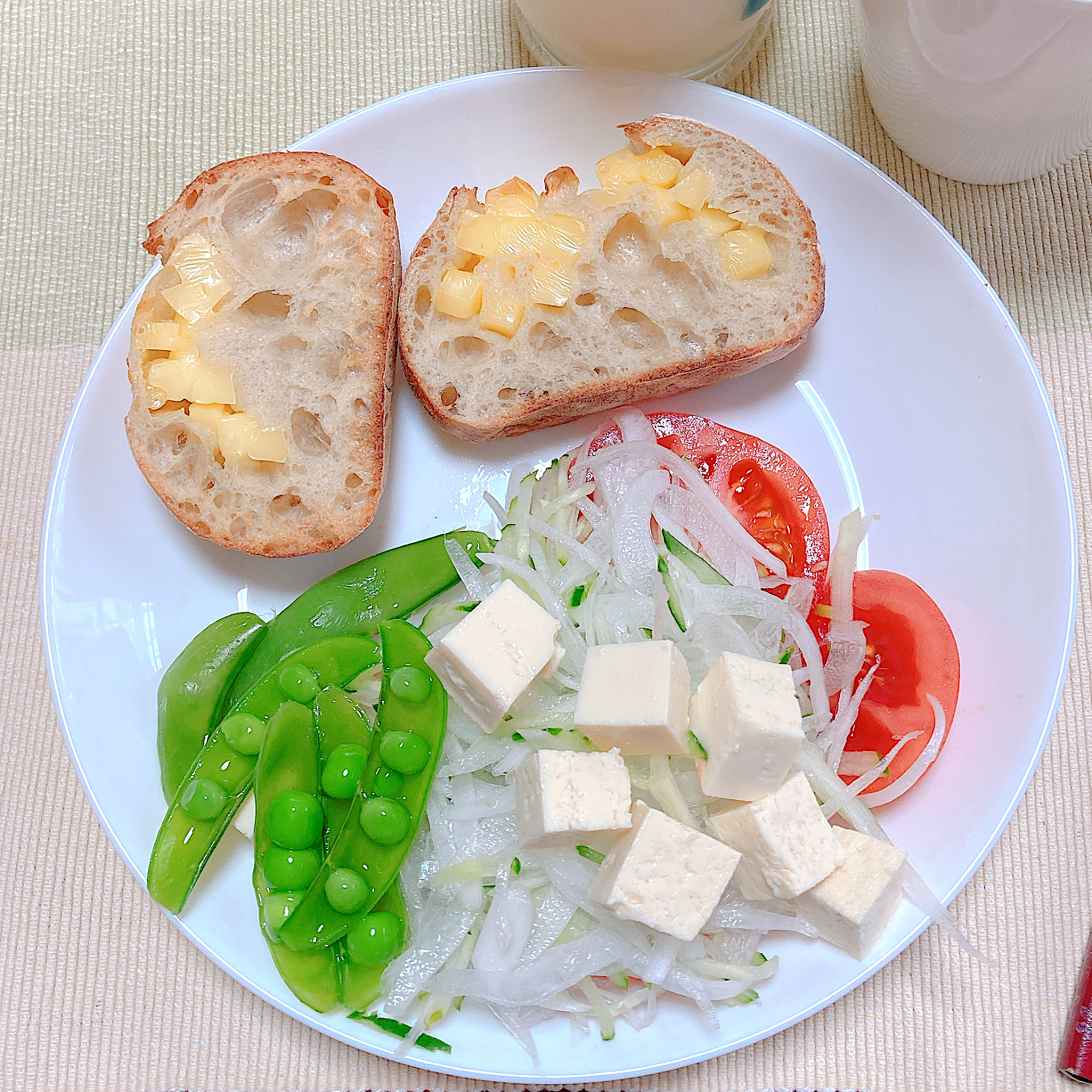 新玉ねぎの豆腐サラダとチーズフランスパン