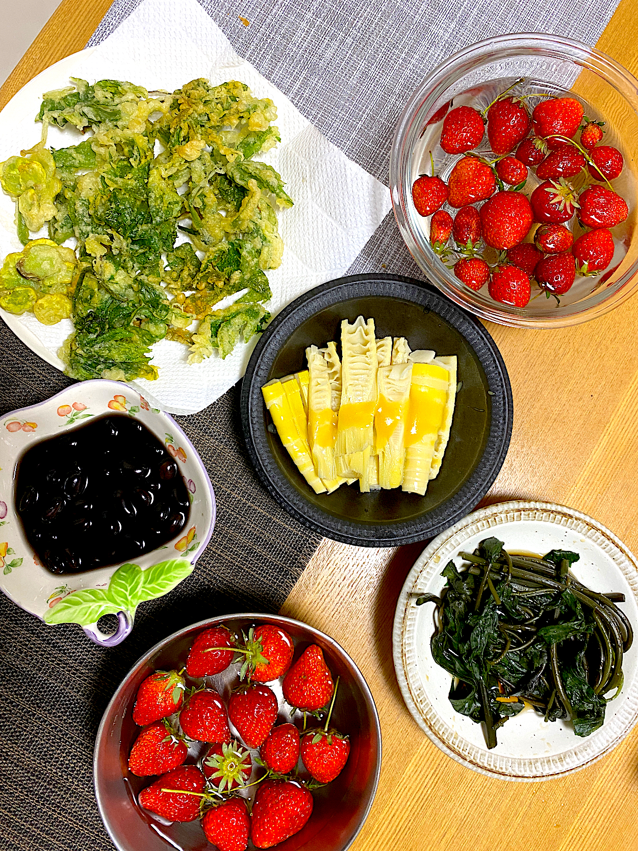 モミジガサの天ぷら、破竹の酢味噌がけ、黒豆、祖父のいちご🍓