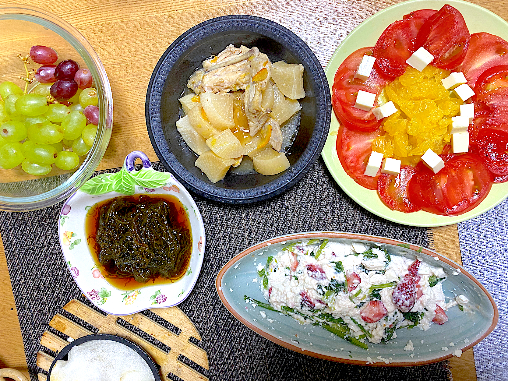 祖父の夏みかんとトマトとチーズのサラダ🍊、祖父のいちごで白和え🍓、もずく酢、手羽先と大根のマーマレード煮、ぶどう