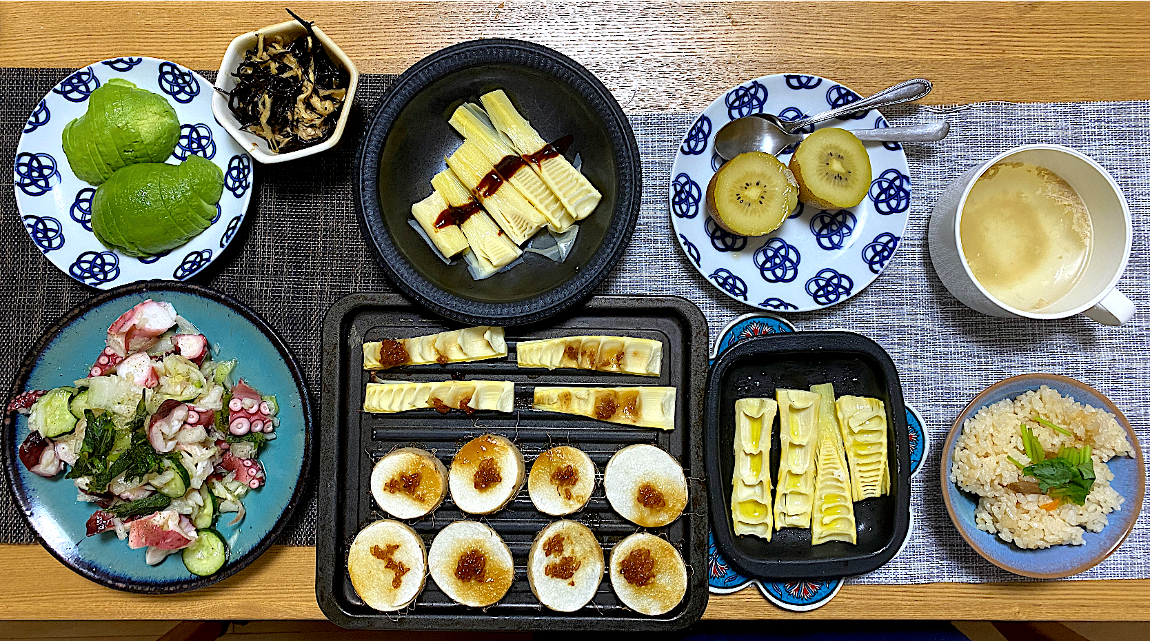 真竹と長芋の醤油麹焼き、真竹のオリーブ塩焼き、タコのマリネ🐙、真珠の貝柱ごはん、真竹の味噌がけ、ひじきと祖父の切り干し大根和え、チキンスープ、キウイ🥝