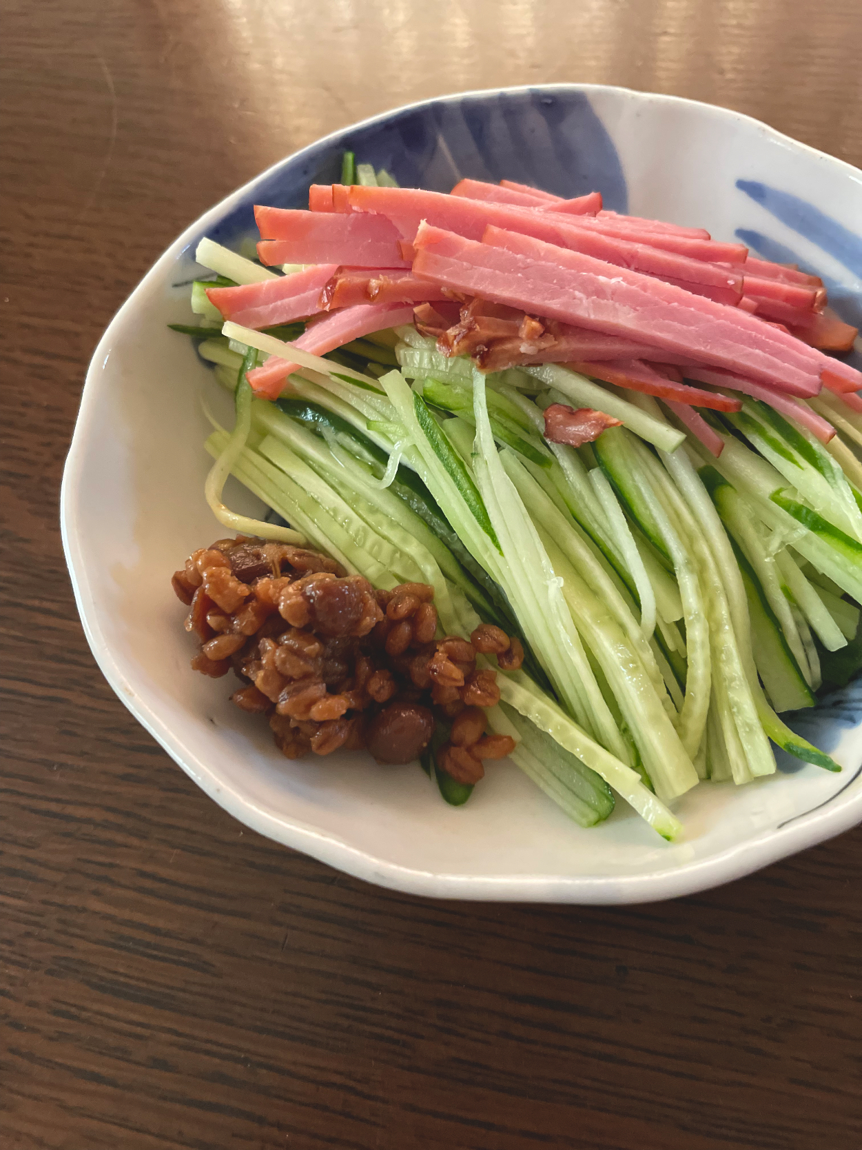 千切りサラダ　醤をつけて