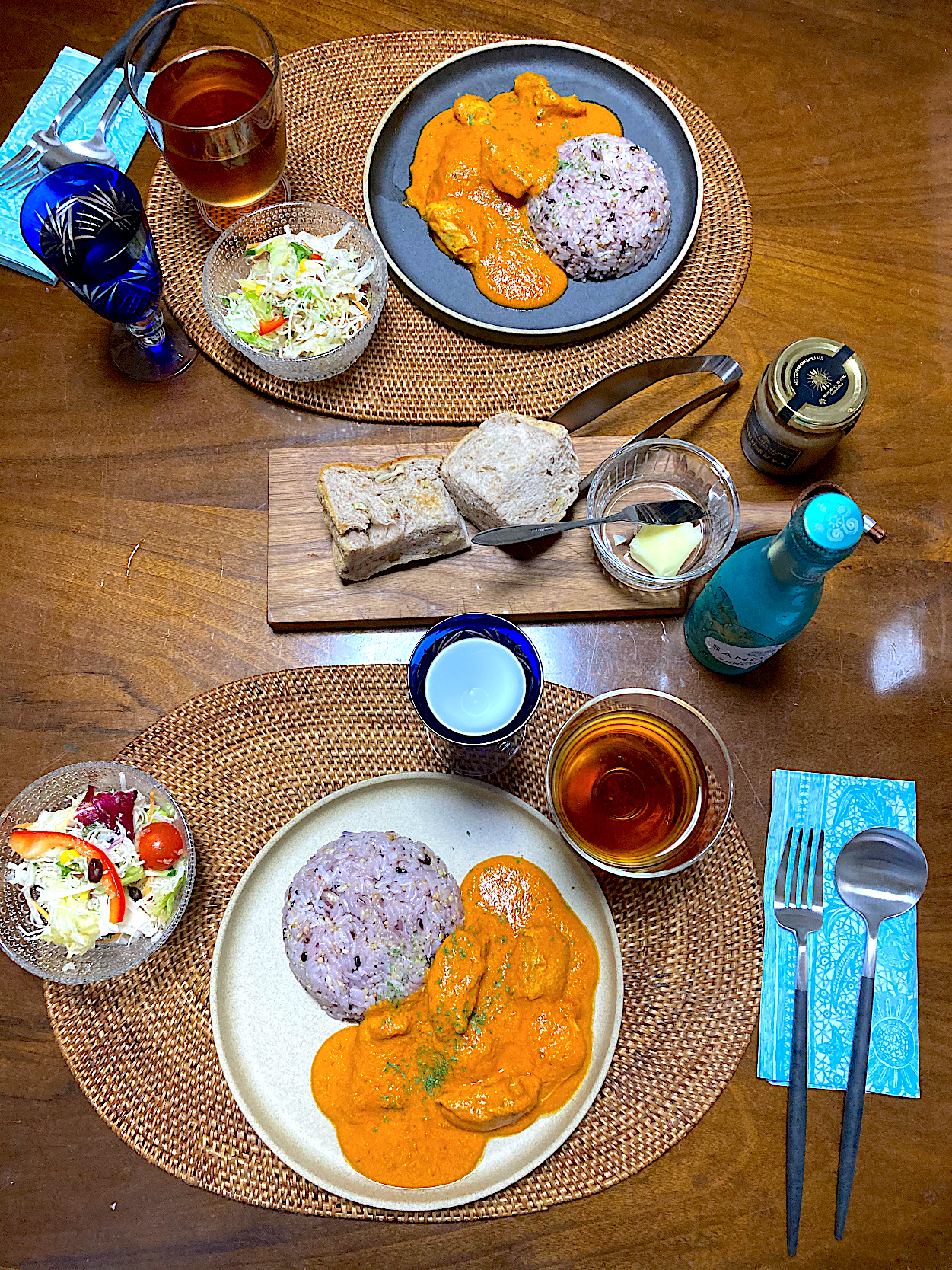 バターチキンカレーとサラダ、くるみ食パン、モヒート白ワイン(●☌◡☌●)