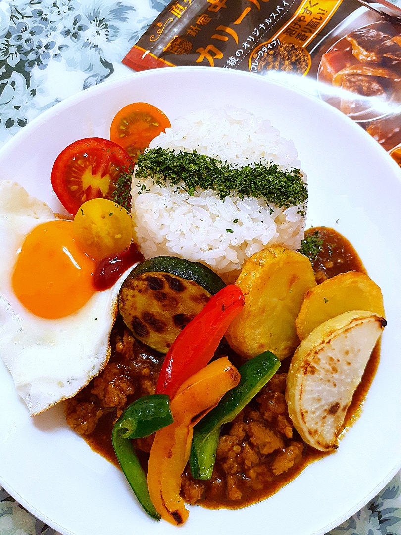 🔷☀️天日干し焼き野菜のせ🐓キーマカレー🍛飴色玉葱いり20220625日曜日🔷